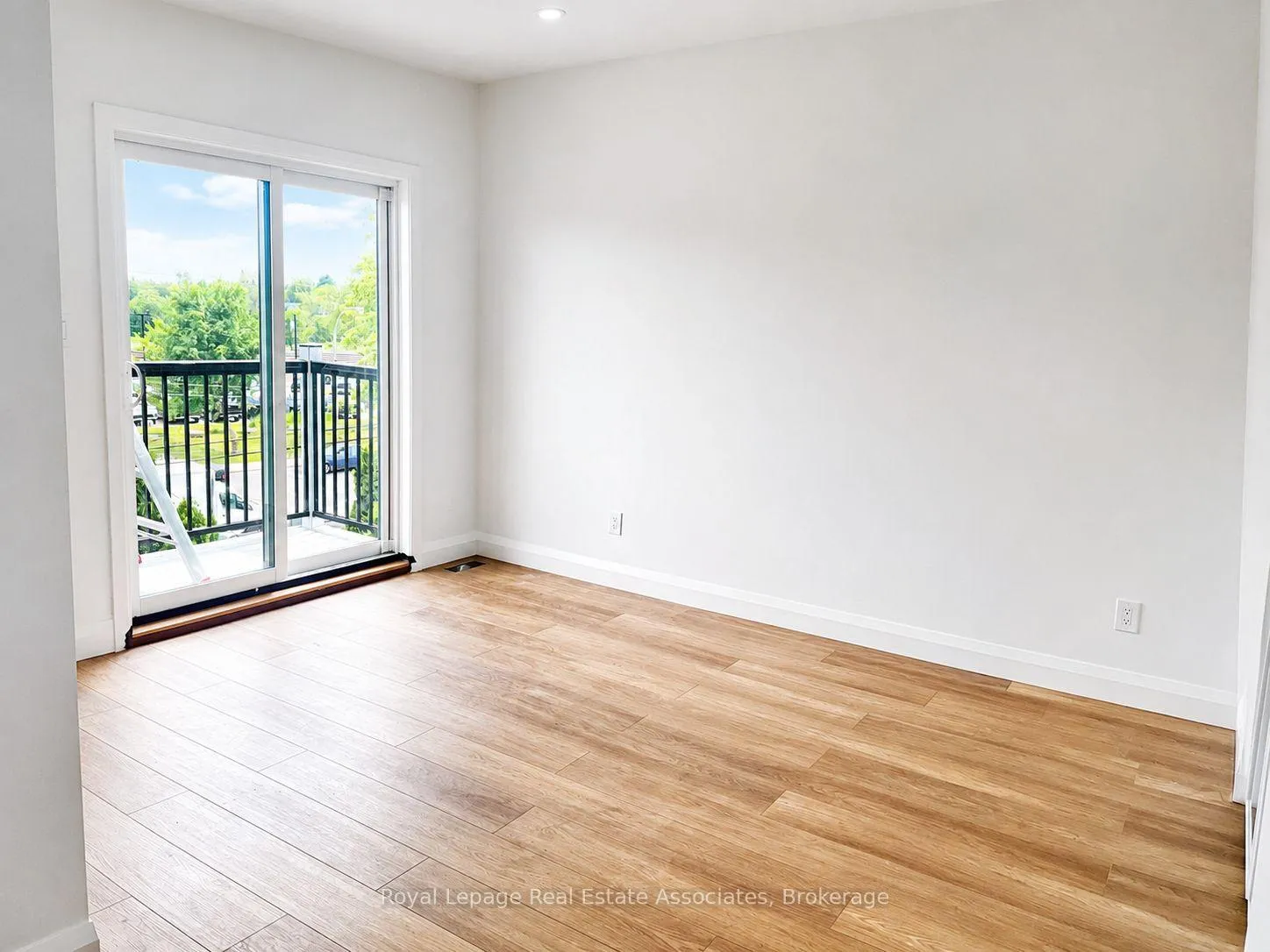 Photo 8 of Unit 4, 17 White Avenue, Toronto, Rockcliffe-Smythe — HOMEH