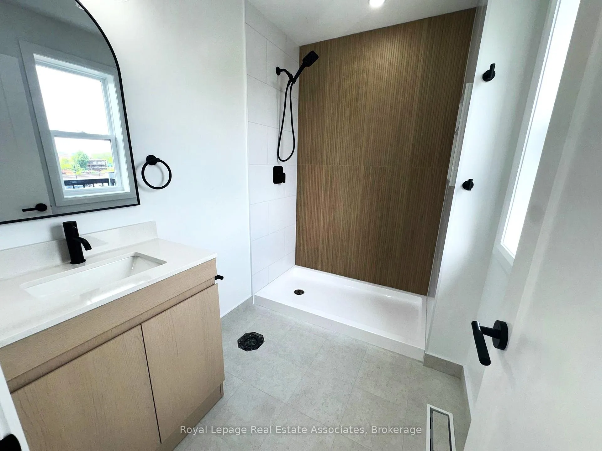 Photo 9 of Unit 4, 17 White Avenue, Toronto, Rockcliffe-Smythe — HOMEH