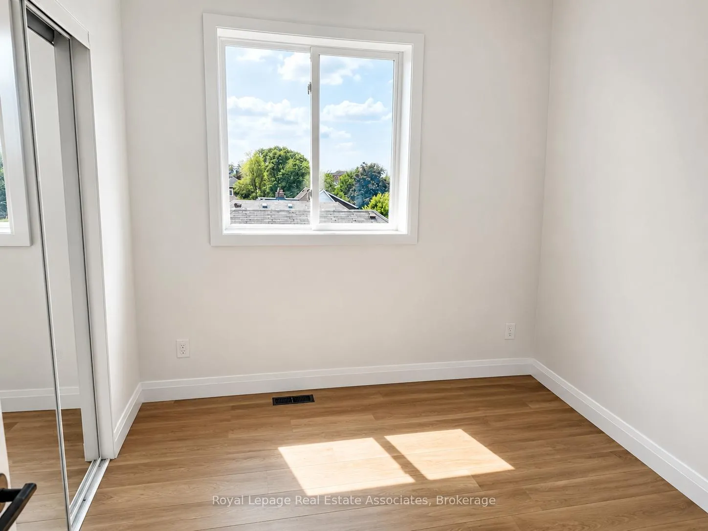 Photo 10 of Unit 4, 17 White Avenue, Toronto, Rockcliffe-Smythe — HOMEH