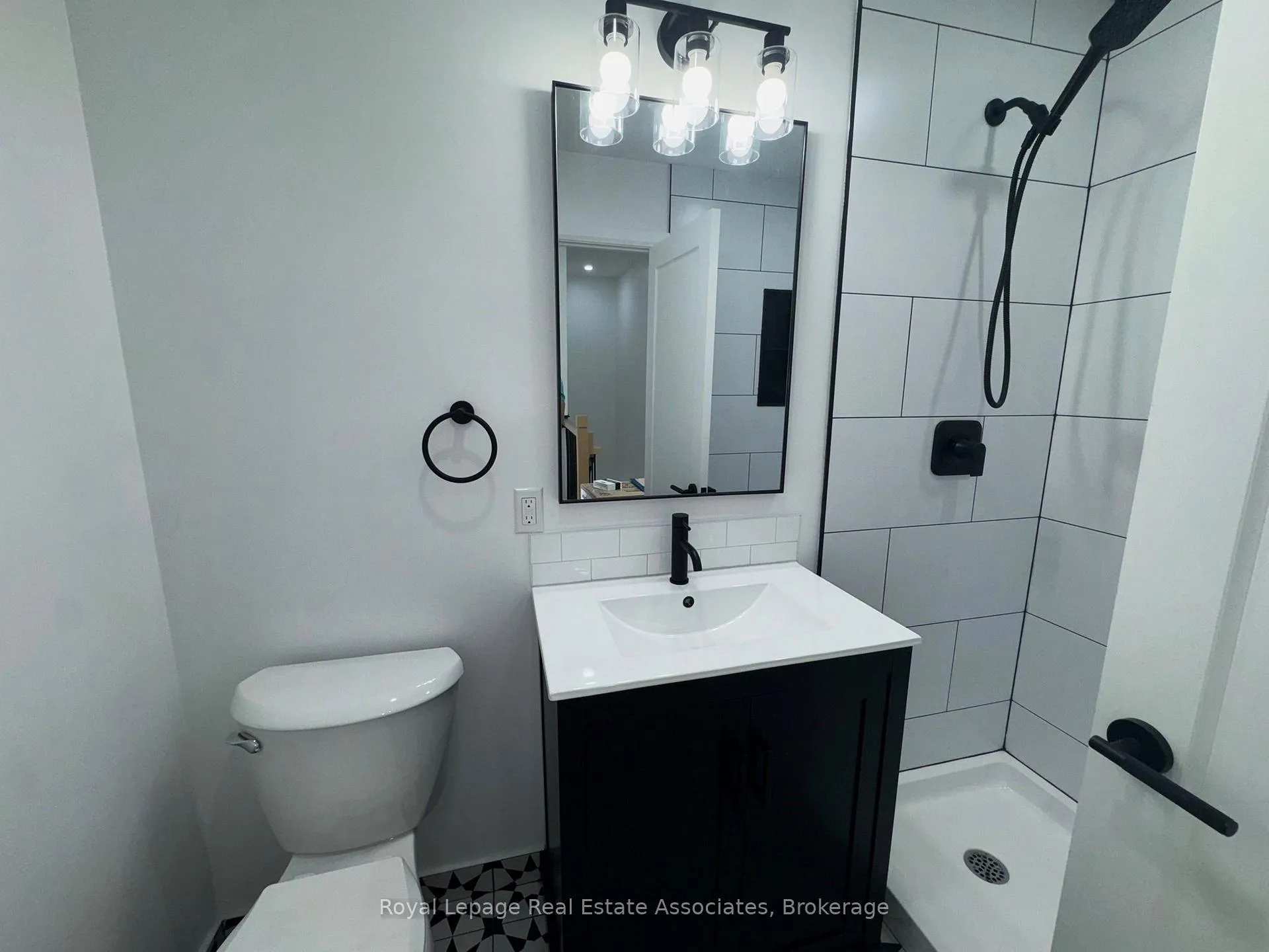 Photo 11 of Unit 4, 17 White Avenue, Toronto, Rockcliffe-Smythe — HOMEH