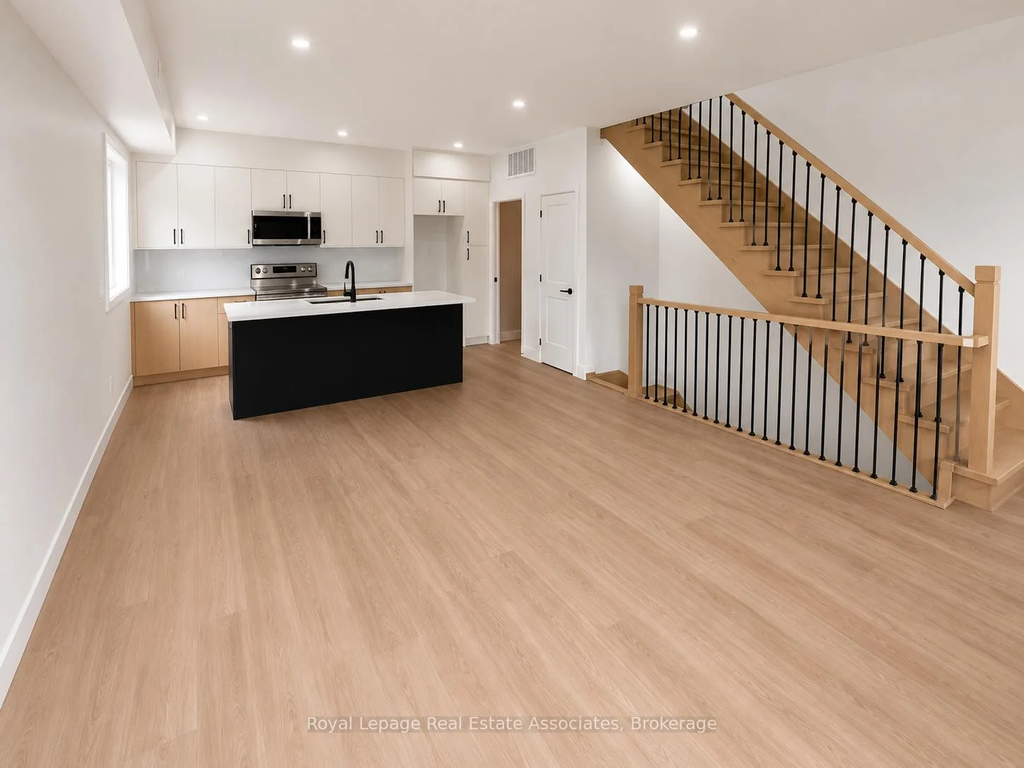 Photo 13 of Unit 4, 17 White Avenue, Toronto, Rockcliffe-Smythe — HOMEH