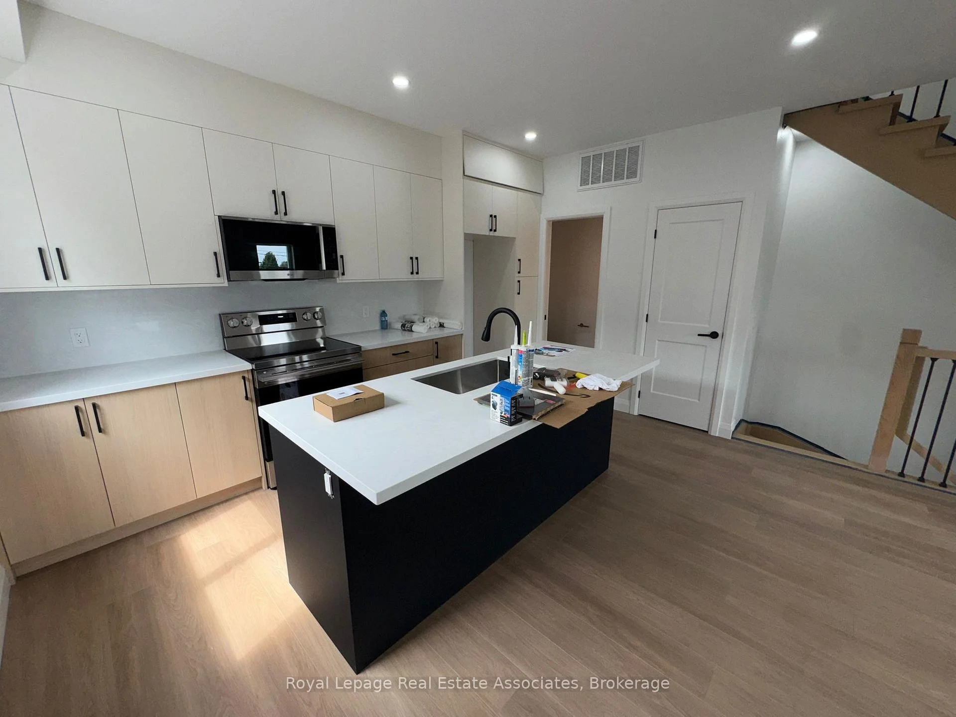 Photo 40 of Unit 4, 17 White Avenue, Toronto, Rockcliffe-Smythe — HOMEH