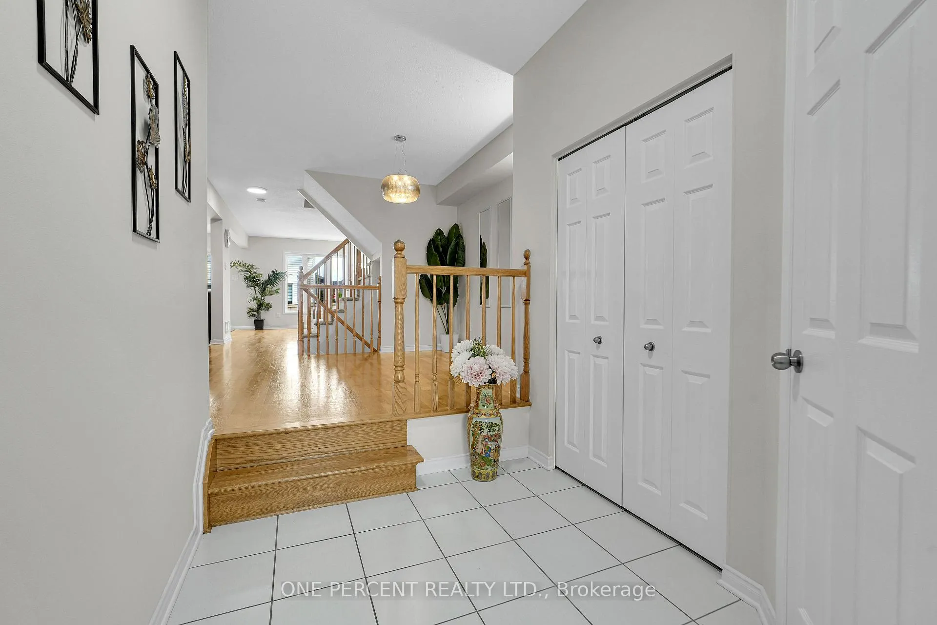 Photo 4 of 236 Arrita Street, Ottawa, Kanata - Emerald Meadows/Trailwest — HOMEH