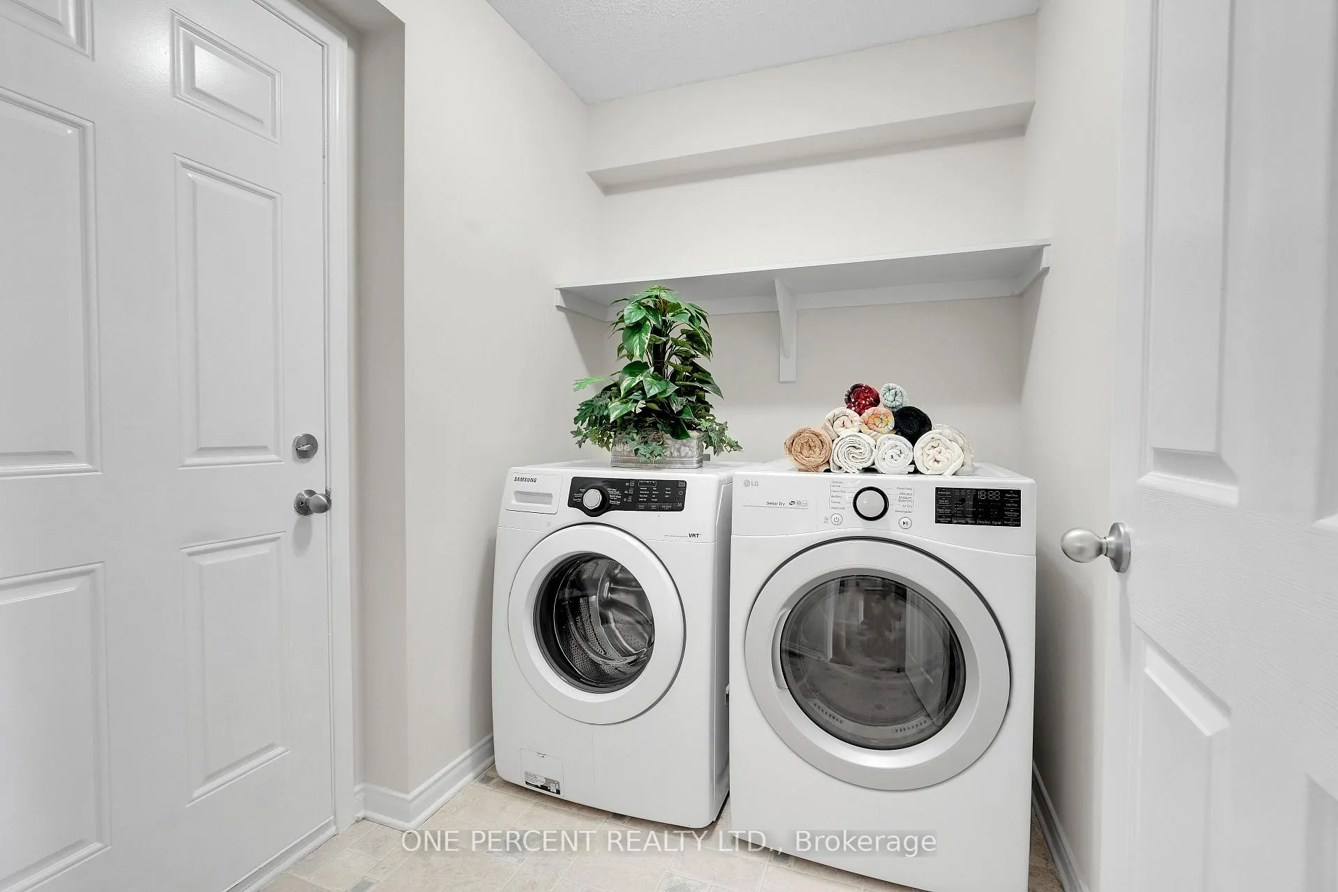 Photo 9 of 236 Arrita Street, Ottawa, Kanata - Emerald Meadows/Trailwest — HOMEH