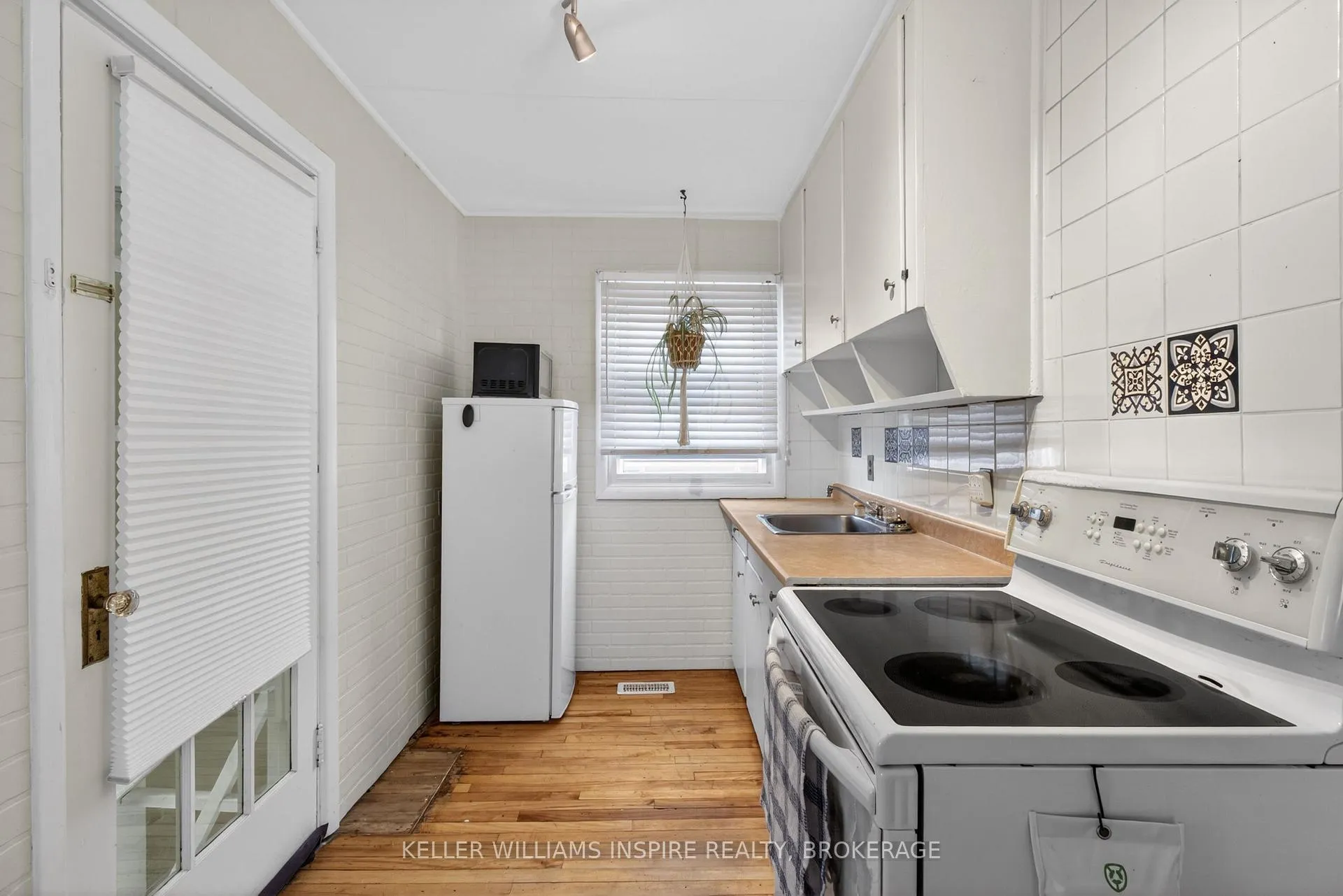 Photo 31 of 14 Fifth Avenue, Kingston, East of Sir John A. Blvd — HOMEH