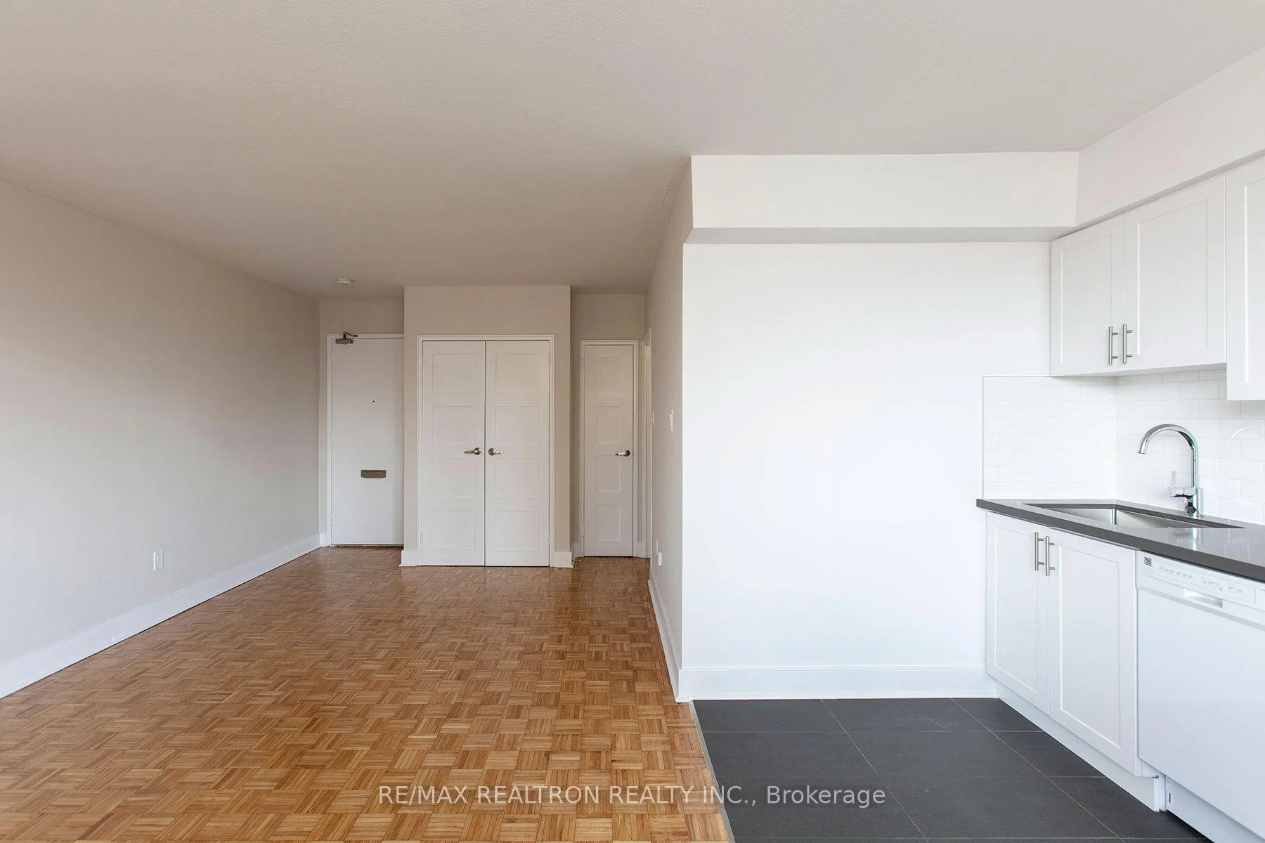 Front of Unit 709, 276 St George Street