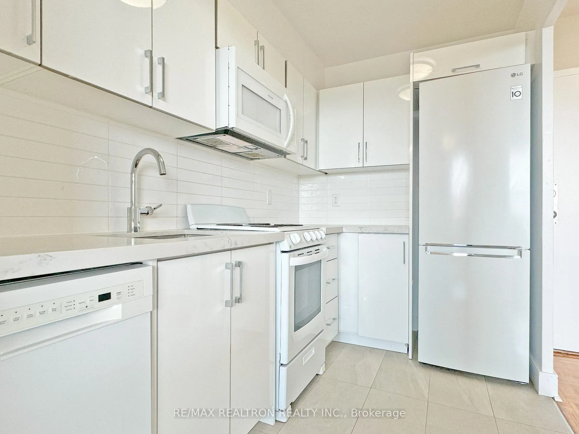 Photo 3 of Unit 1009, 1500 Bathurst Street, Toronto, Humewood-Cedarvale — HOMEH