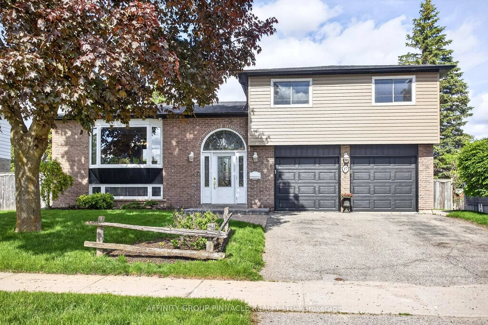 Photo 2 of 17 Edgewood Drive E, Kawartha Lakes, Lindsay — HOMEH