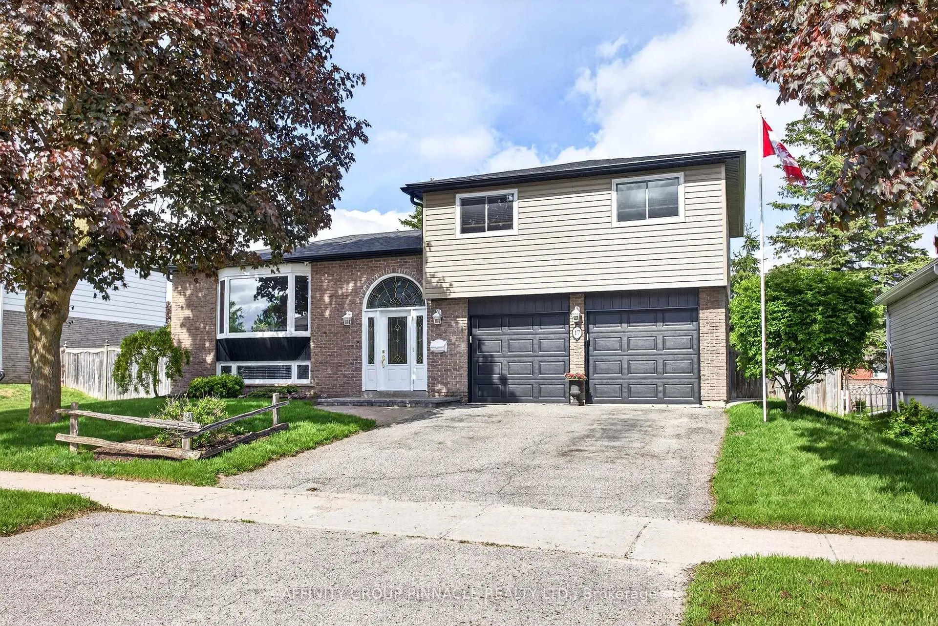 Photo 3 of 17 Edgewood Drive E, Kawartha Lakes, Lindsay — HOMEH