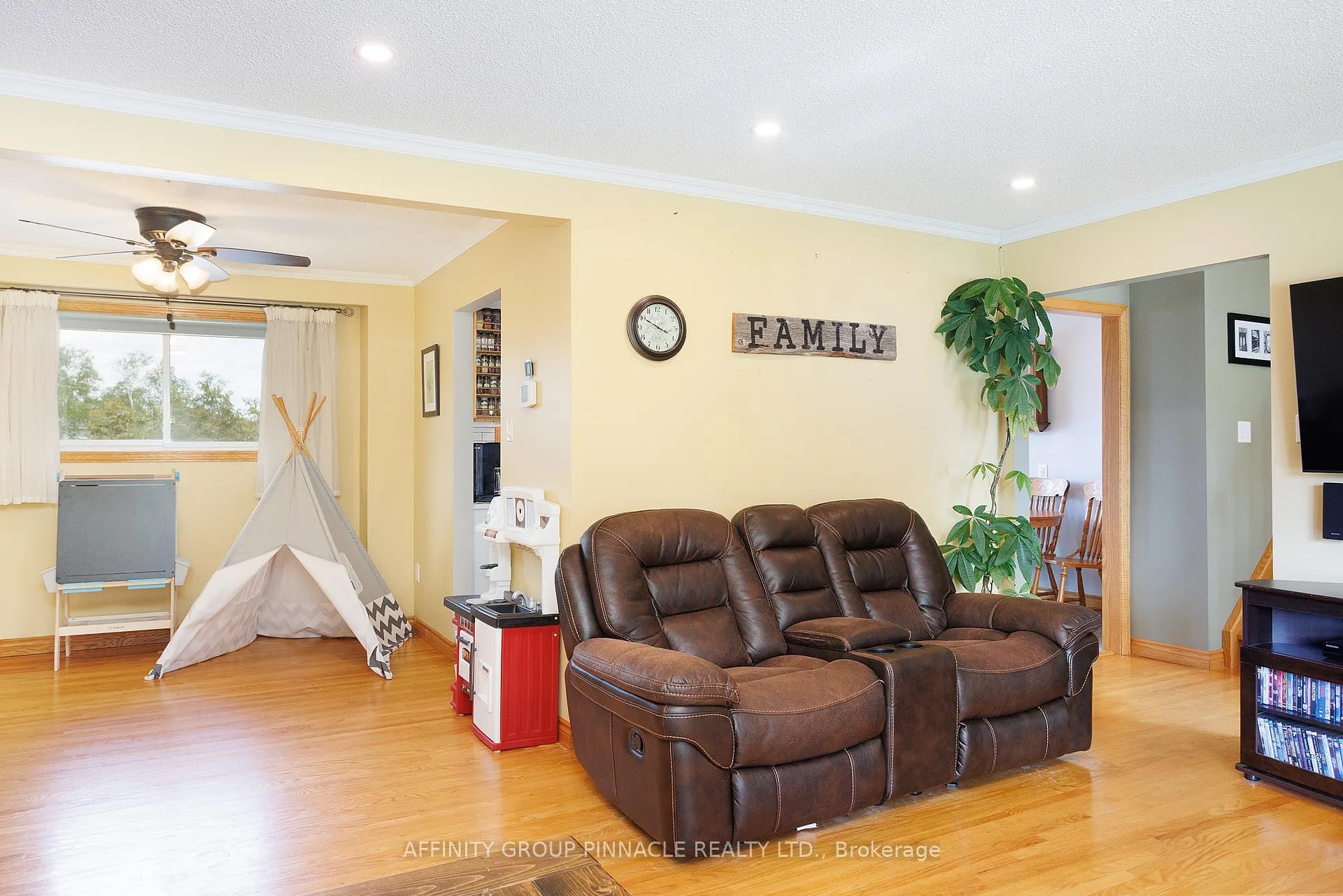Photo 7 of 17 Edgewood Drive E, Kawartha Lakes, Lindsay — HOMEH