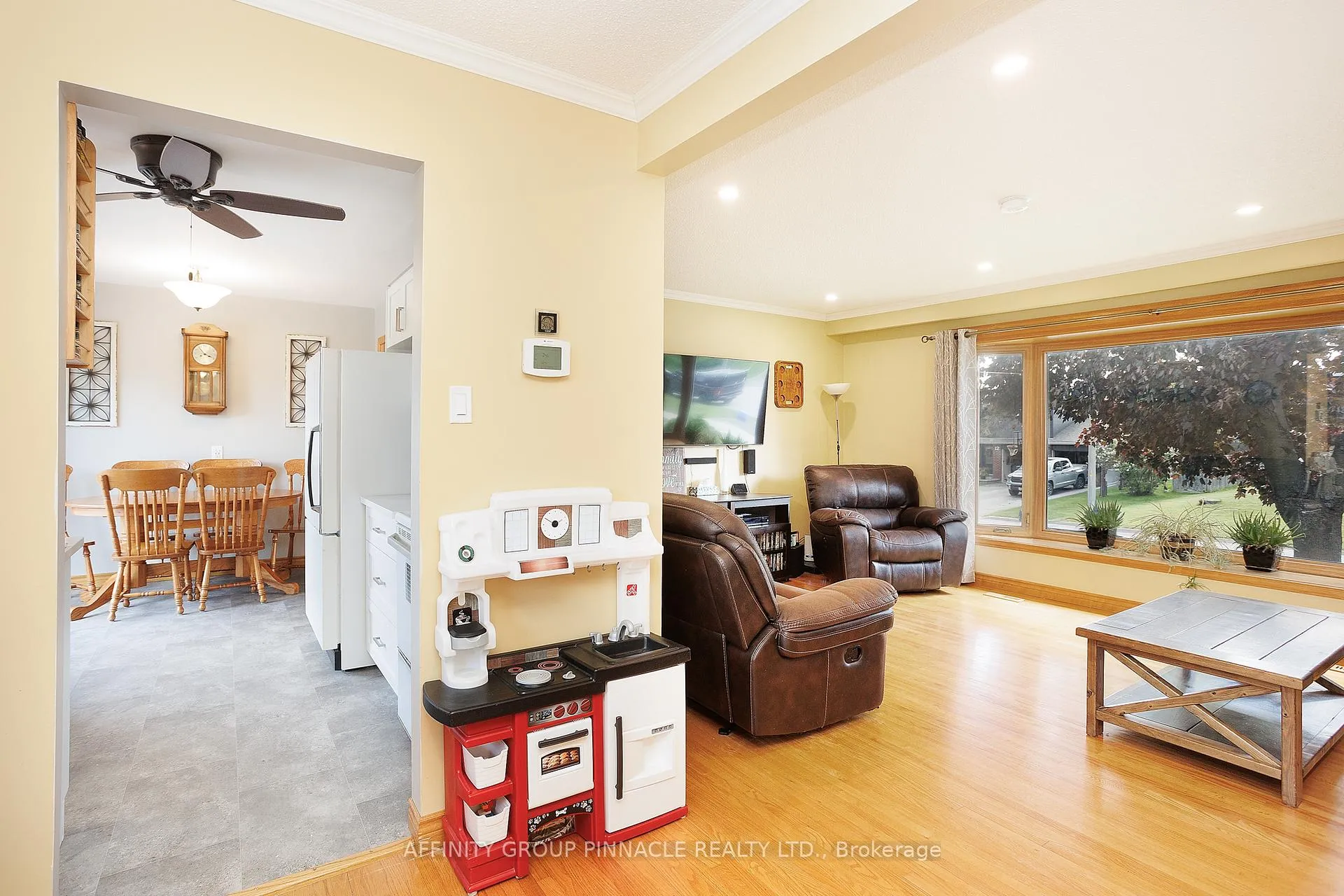 Photo 9 of 17 Edgewood Drive E, Kawartha Lakes, Lindsay — HOMEH