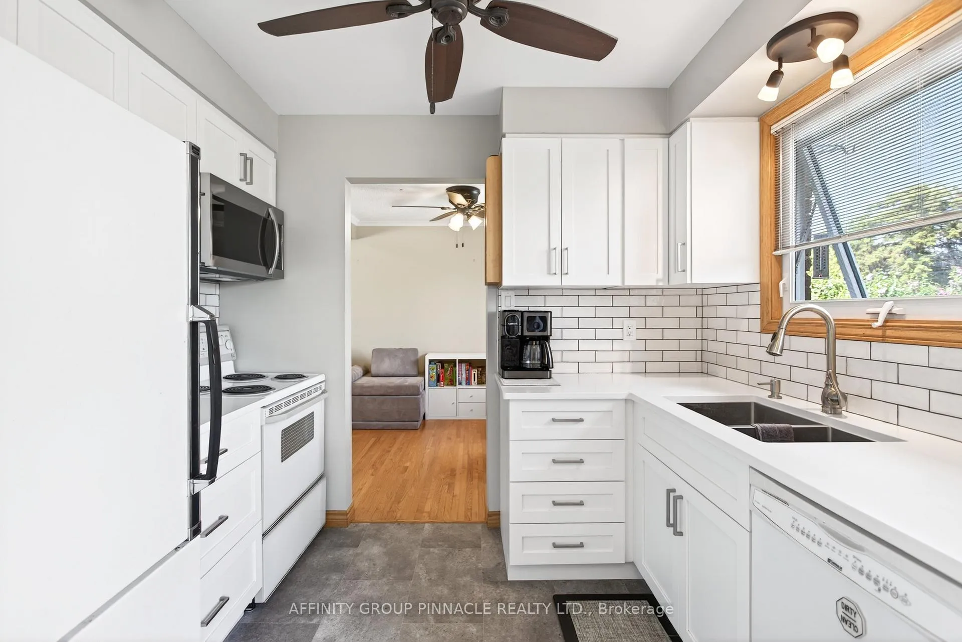 Photo 11 of 17 Edgewood Drive E, Kawartha Lakes, Lindsay — HOMEH