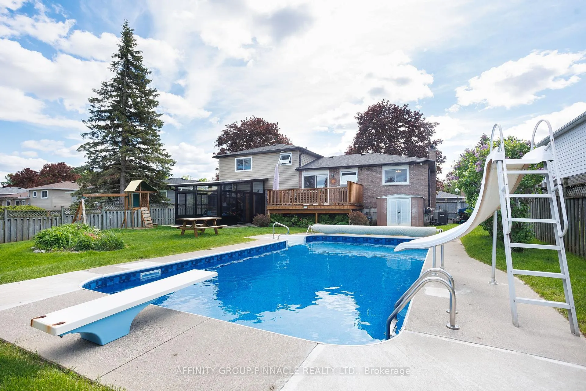 Photo 31 of 17 Edgewood Drive E, Kawartha Lakes, Lindsay — HOMEH