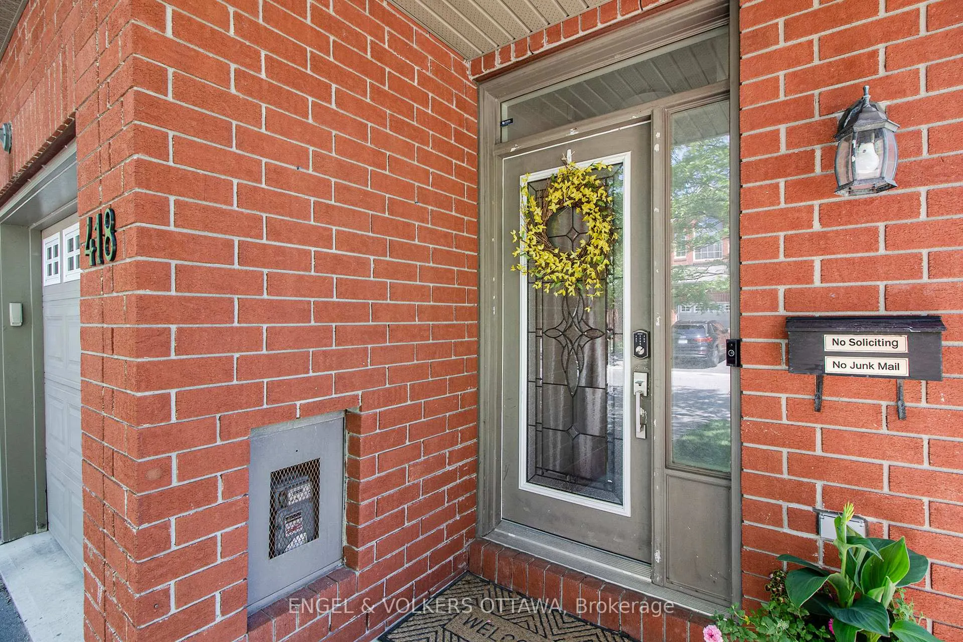 Photo 4 of 418 Meilleur Private, Ottawa, Vanier — HOMEH