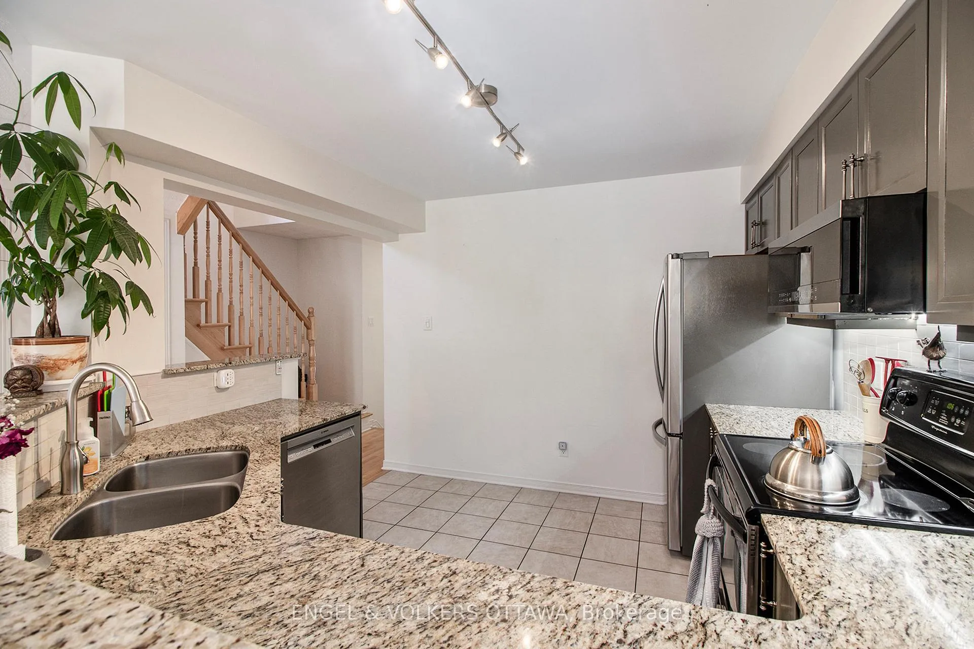 Photo 10 of 418 Meilleur Private, Ottawa, Vanier — HOMEH