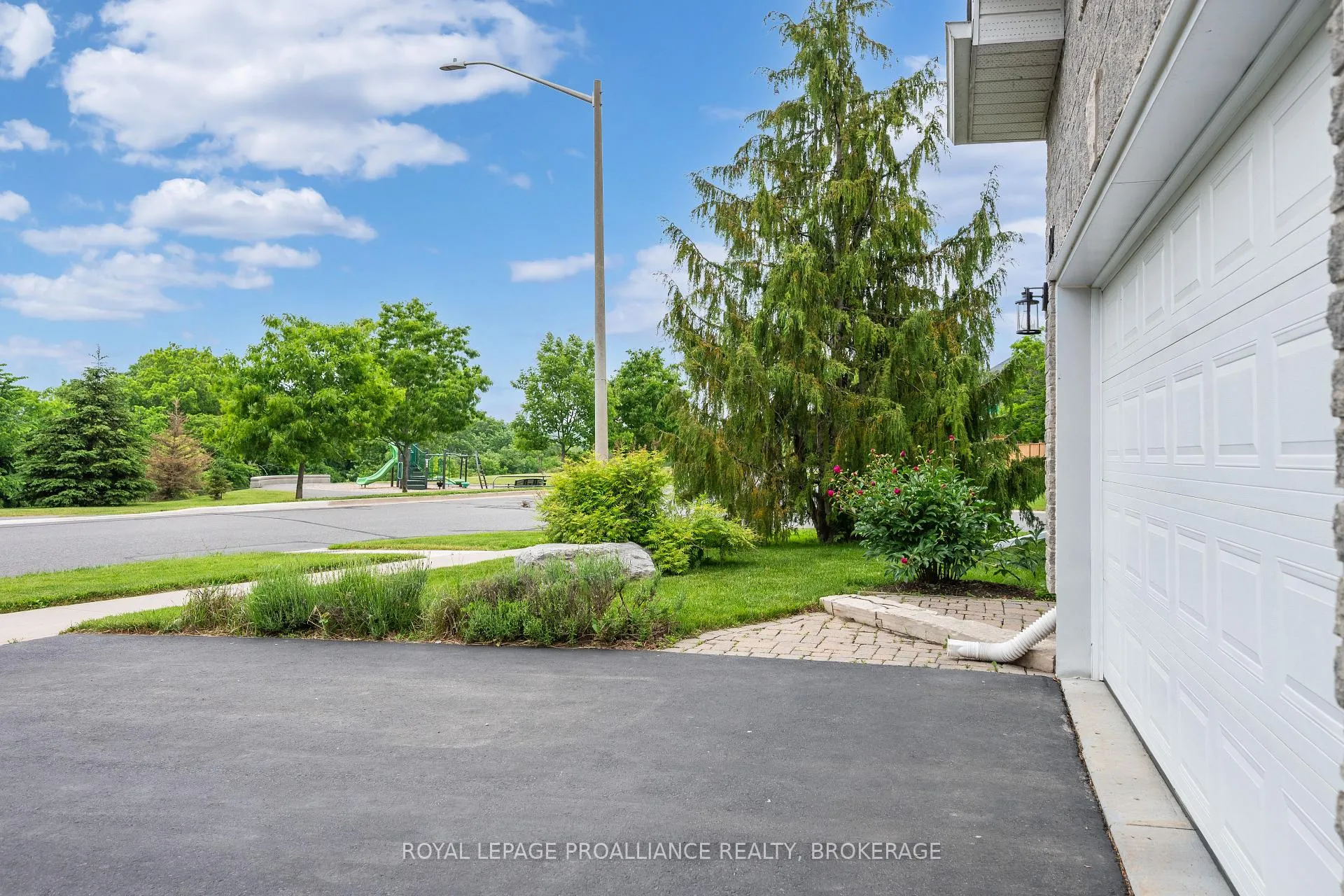 Photo 4 of 1319 Waterside Way, Kingston, Kingston East (Incl Barret Crt) — HOMEH