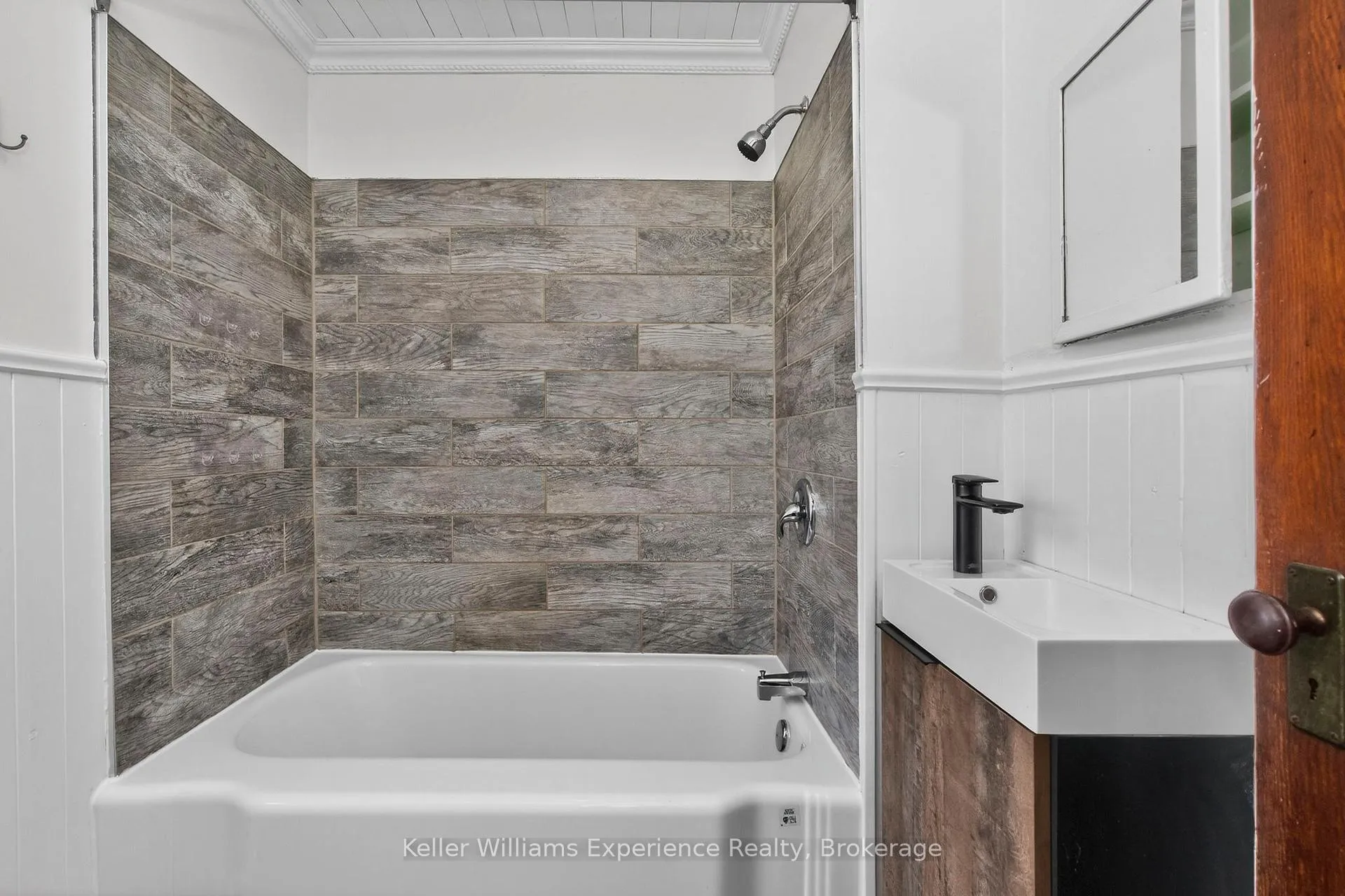 Photo 31 of 2936 Flos 6 Road W, Springwater, Phelpston — HOMEH