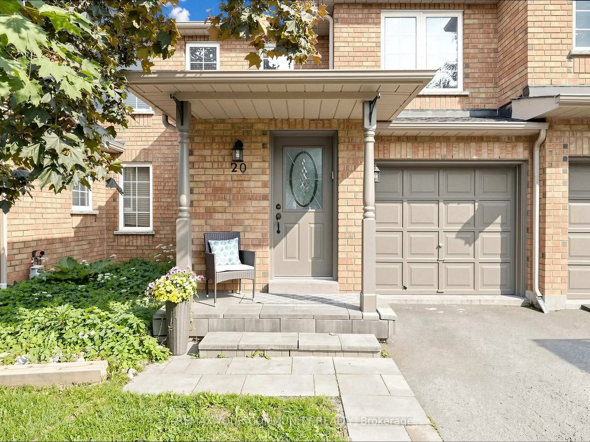 Photo 2 of 20 Dawson Crescent, Milton, Bronte Meadows — HOMEH