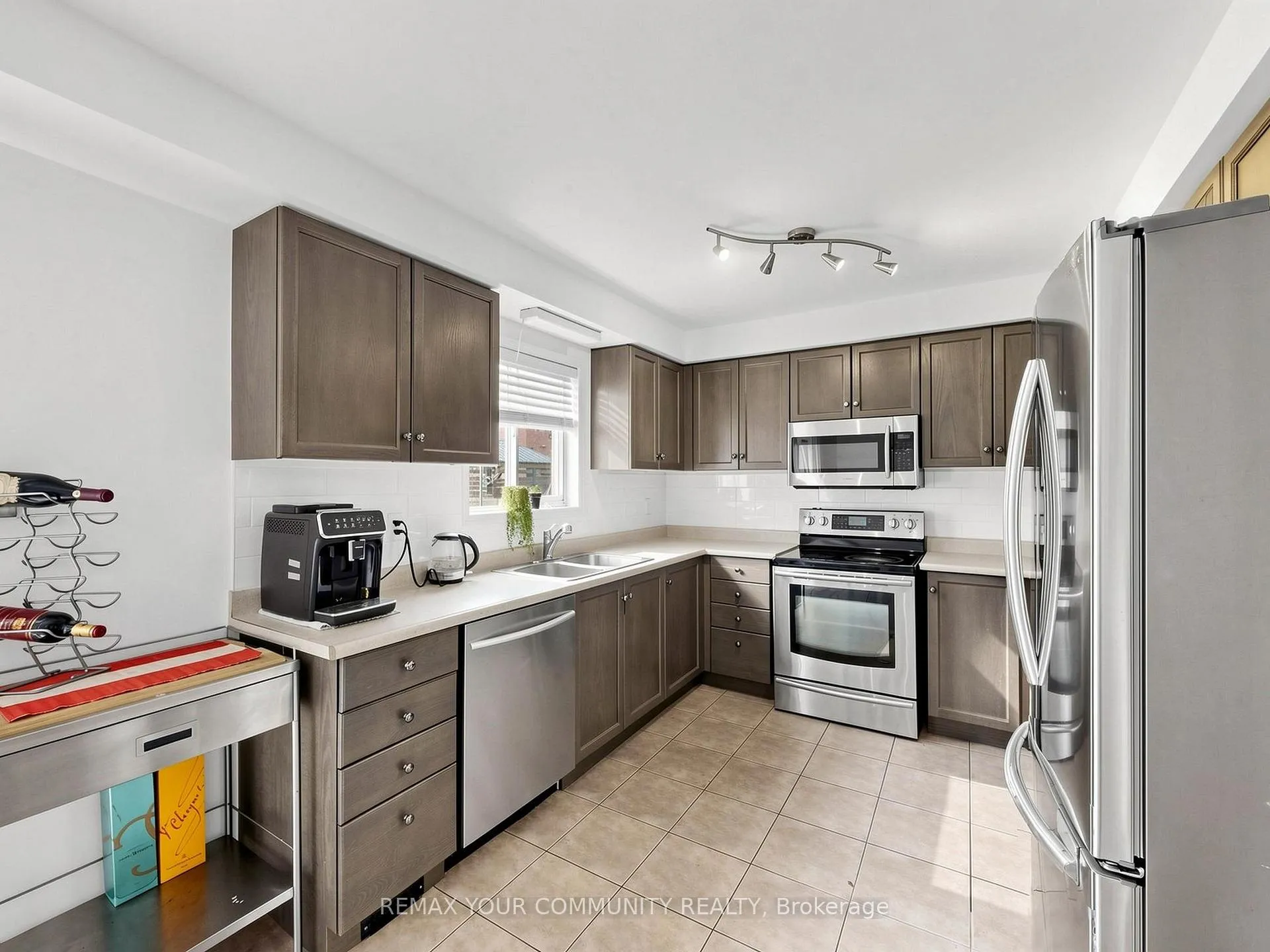 Photo 8 of 20 Dawson Crescent, Milton, Bronte Meadows — HOMEH