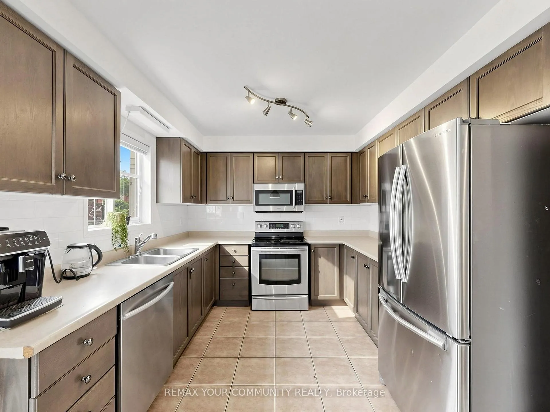 Photo 9 of 20 Dawson Crescent, Milton, Bronte Meadows — HOMEH