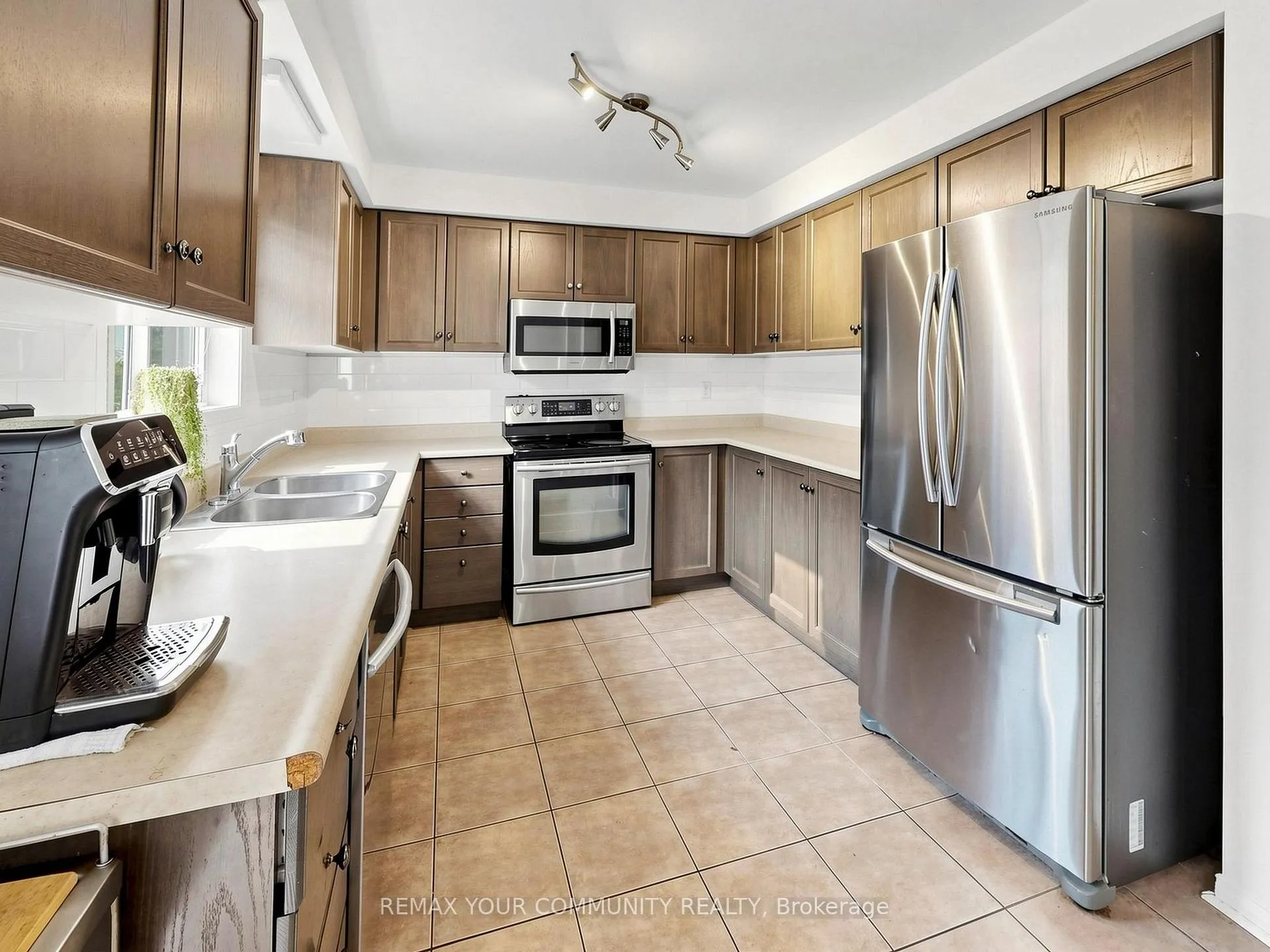 Photo 10 of 20 Dawson Crescent, Milton, Bronte Meadows — HOMEH