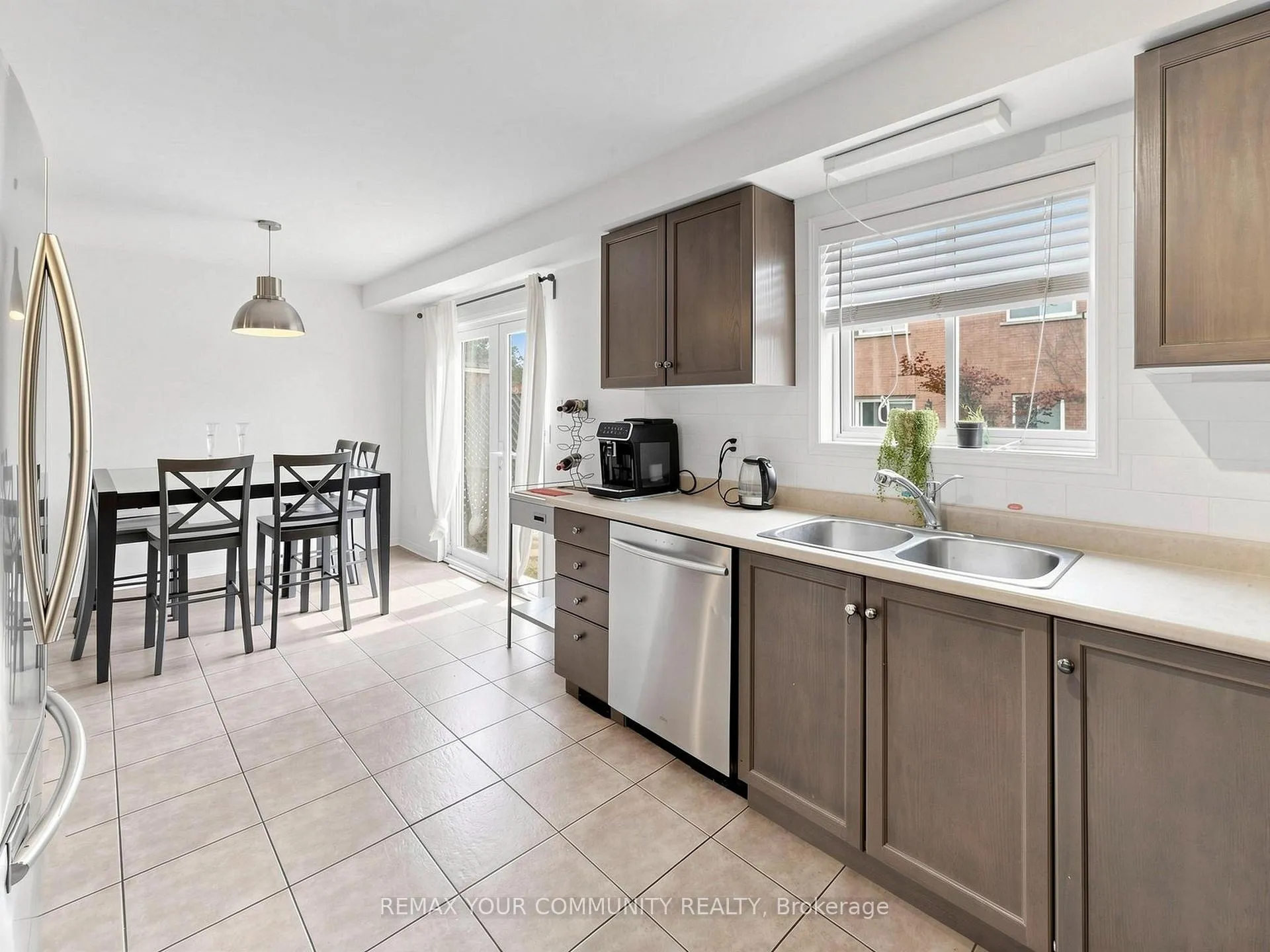 Photo 11 of 20 Dawson Crescent, Milton, Bronte Meadows — HOMEH