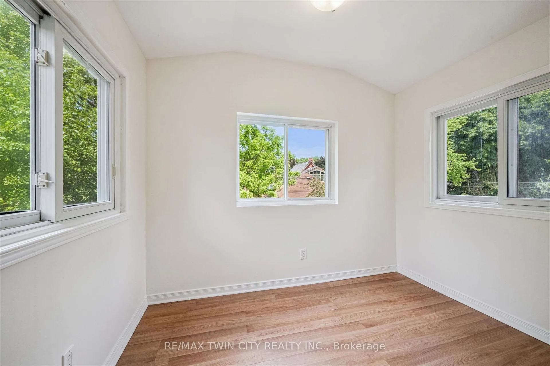 Photo 11 of 38 Stirling Avenue N, Kitchener — HOMEH