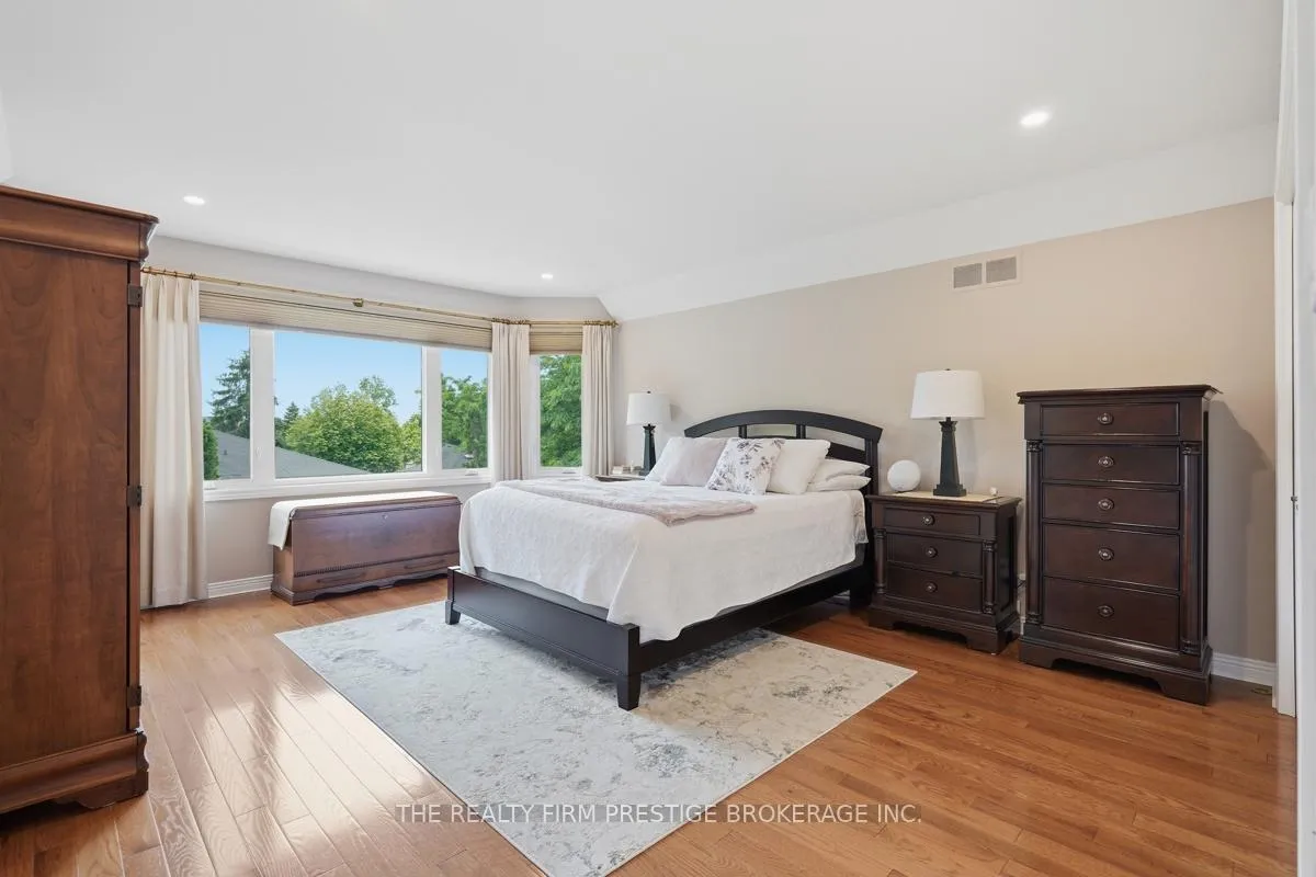 Photo 22 of 183 Pine Valley Drive, London, South N — HOMEH