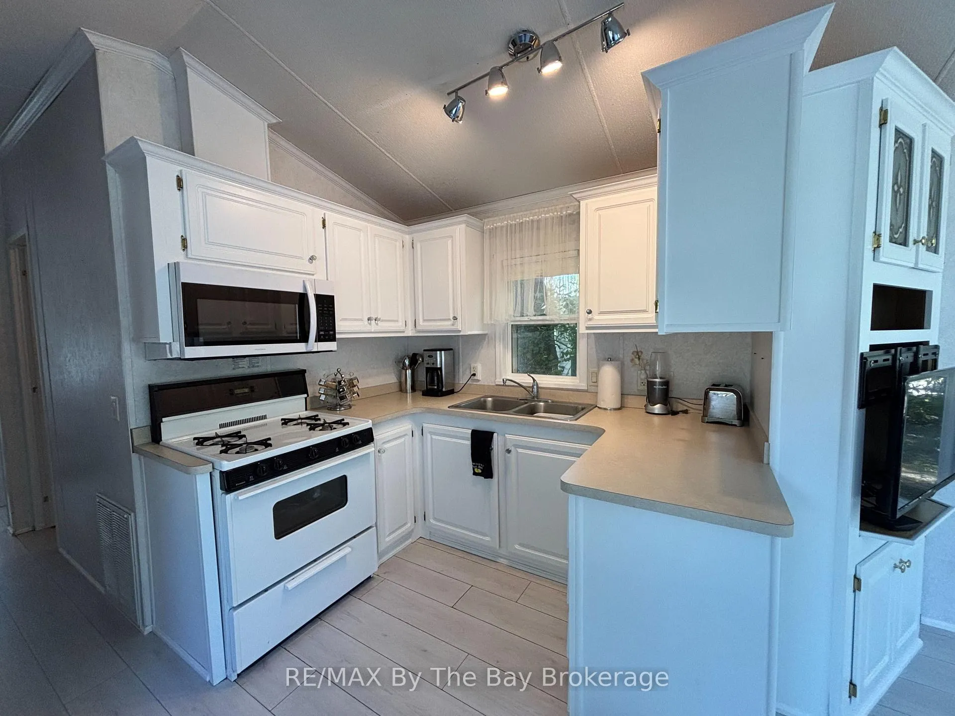 Photo 11 of 15 Huron Circle, Wasaga Beach — HOMEH