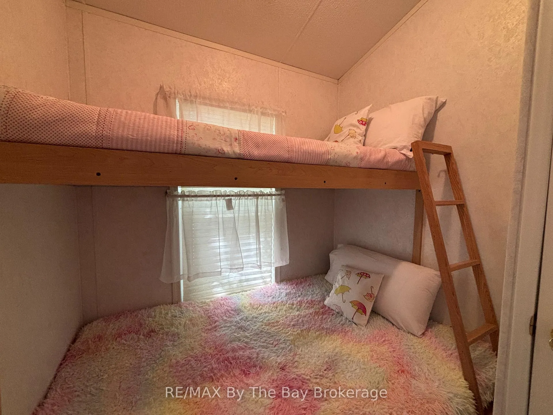 Photo 12 of 15 Huron Circle, Wasaga Beach — HOMEH