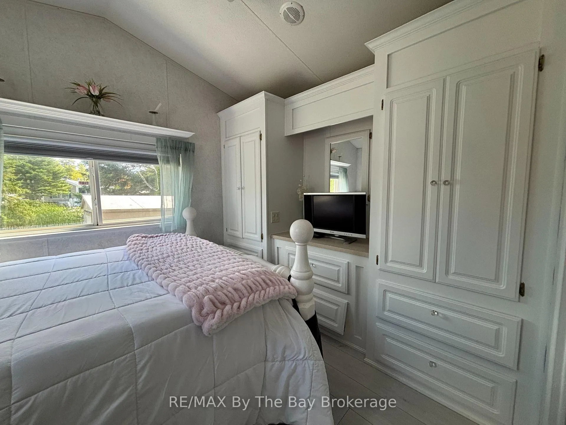 Photo 15 of 15 Huron Circle, Wasaga Beach — HOMEH