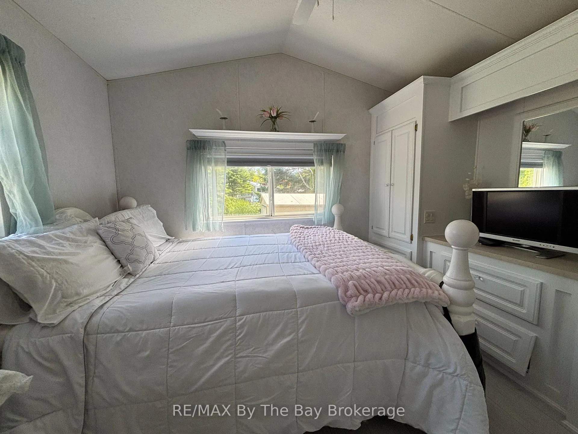 Photo 16 of 15 Huron Circle, Wasaga Beach — HOMEH