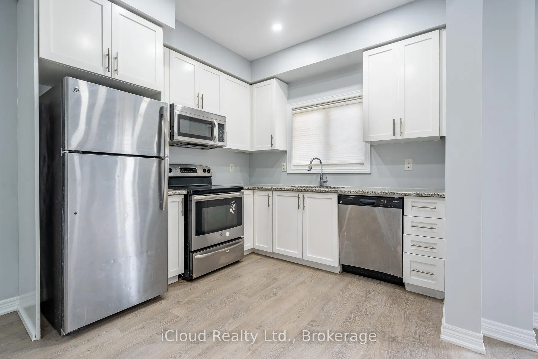 Photo 5 of 113 Echovalley Drive, Hamilton, Stoney Creek Mountain — HOMEH