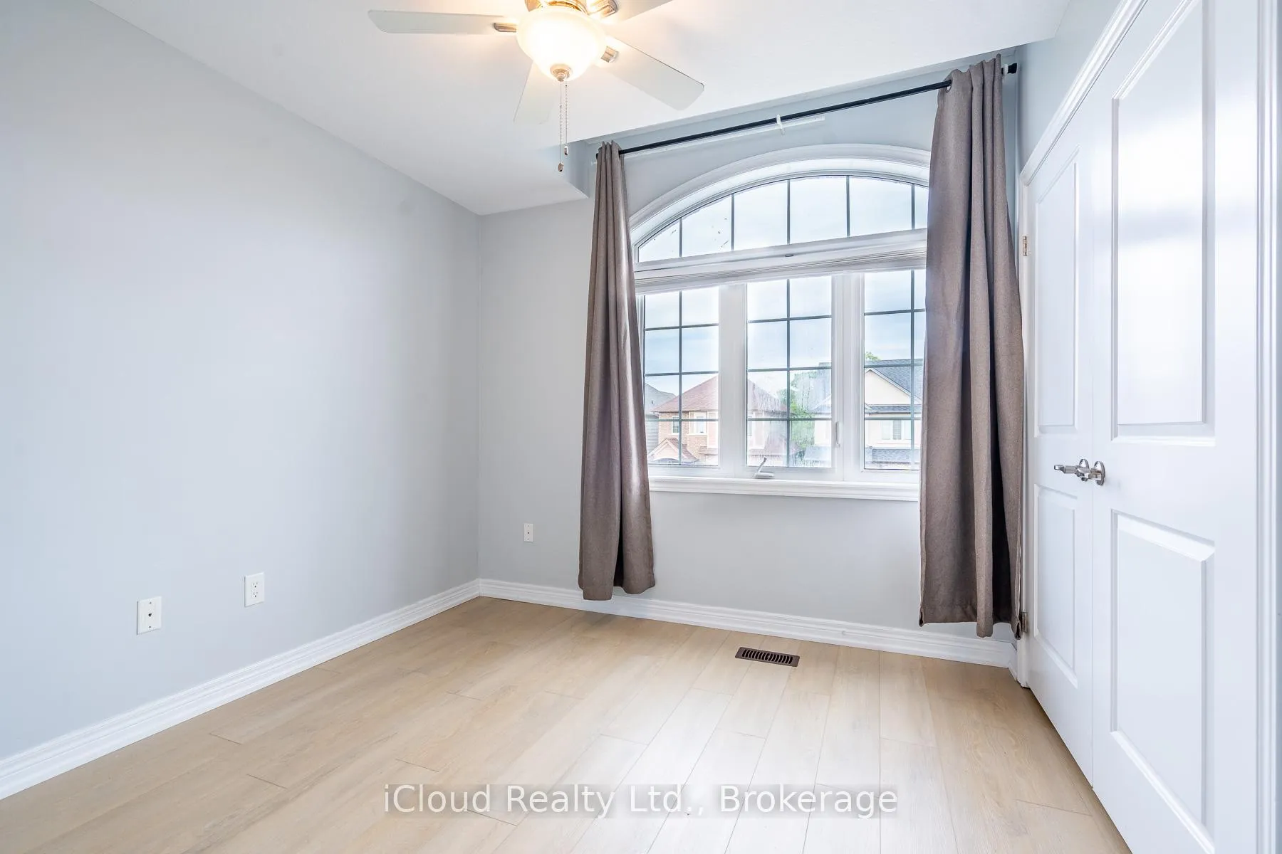 Photo 12 of 113 Echovalley Drive, Hamilton, Stoney Creek Mountain — HOMEH