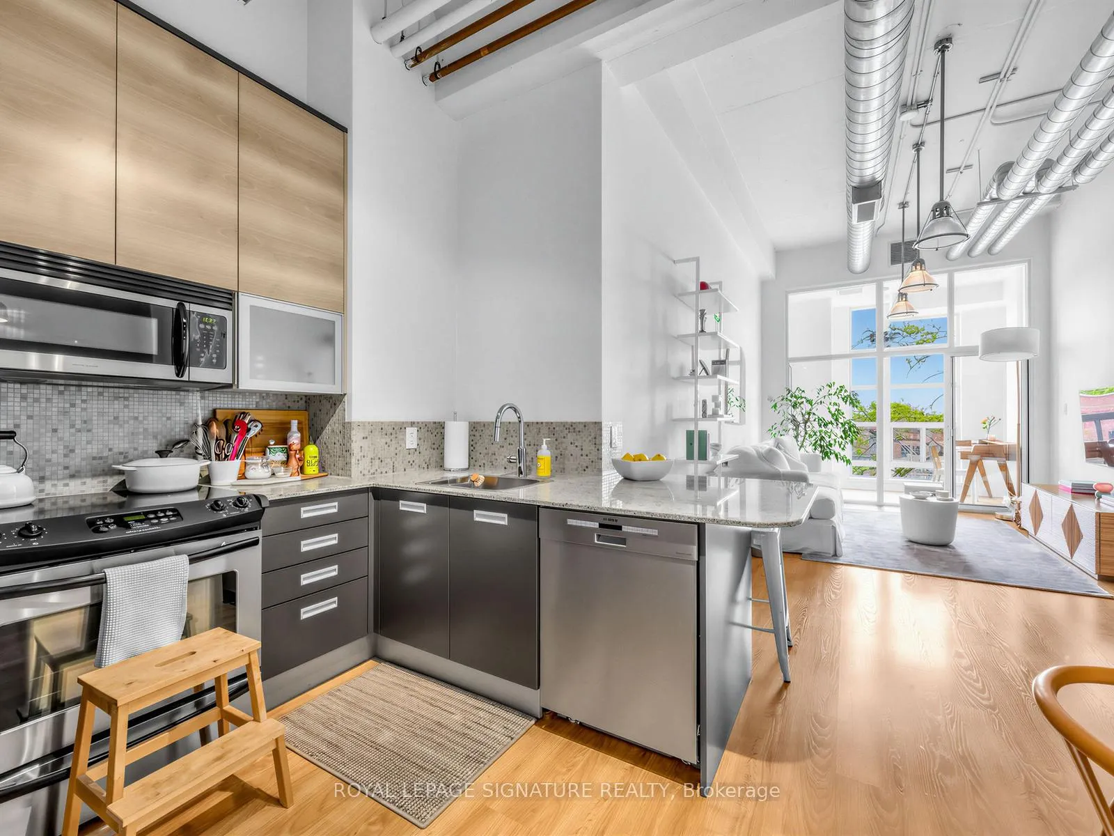 Photo 3 of Unit 422, 380 Macpherson Avenue, Toronto, Casa Loma — HOMEH