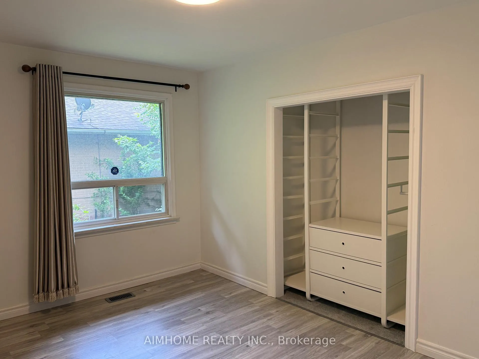 Photo 3 of 2076 Constance Drive, Oakville, Ford — HOMEH