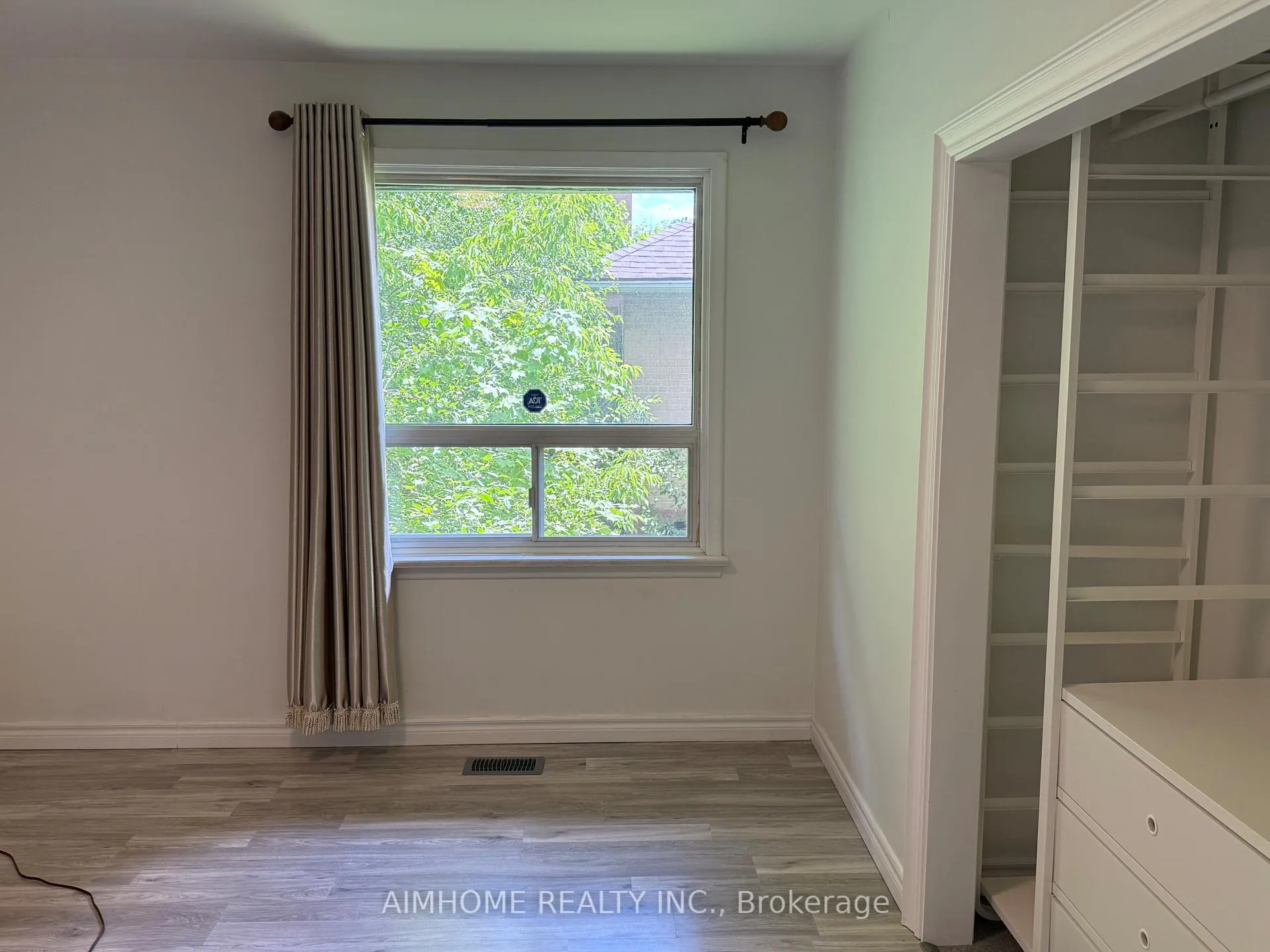 Photo 4 of 2076 Constance Drive, Oakville, Ford — HOMEH