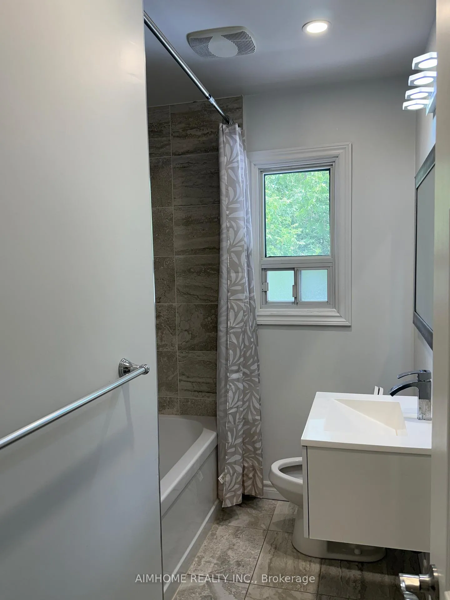 Photo 9 of 2076 Constance Drive, Oakville, Ford — HOMEH