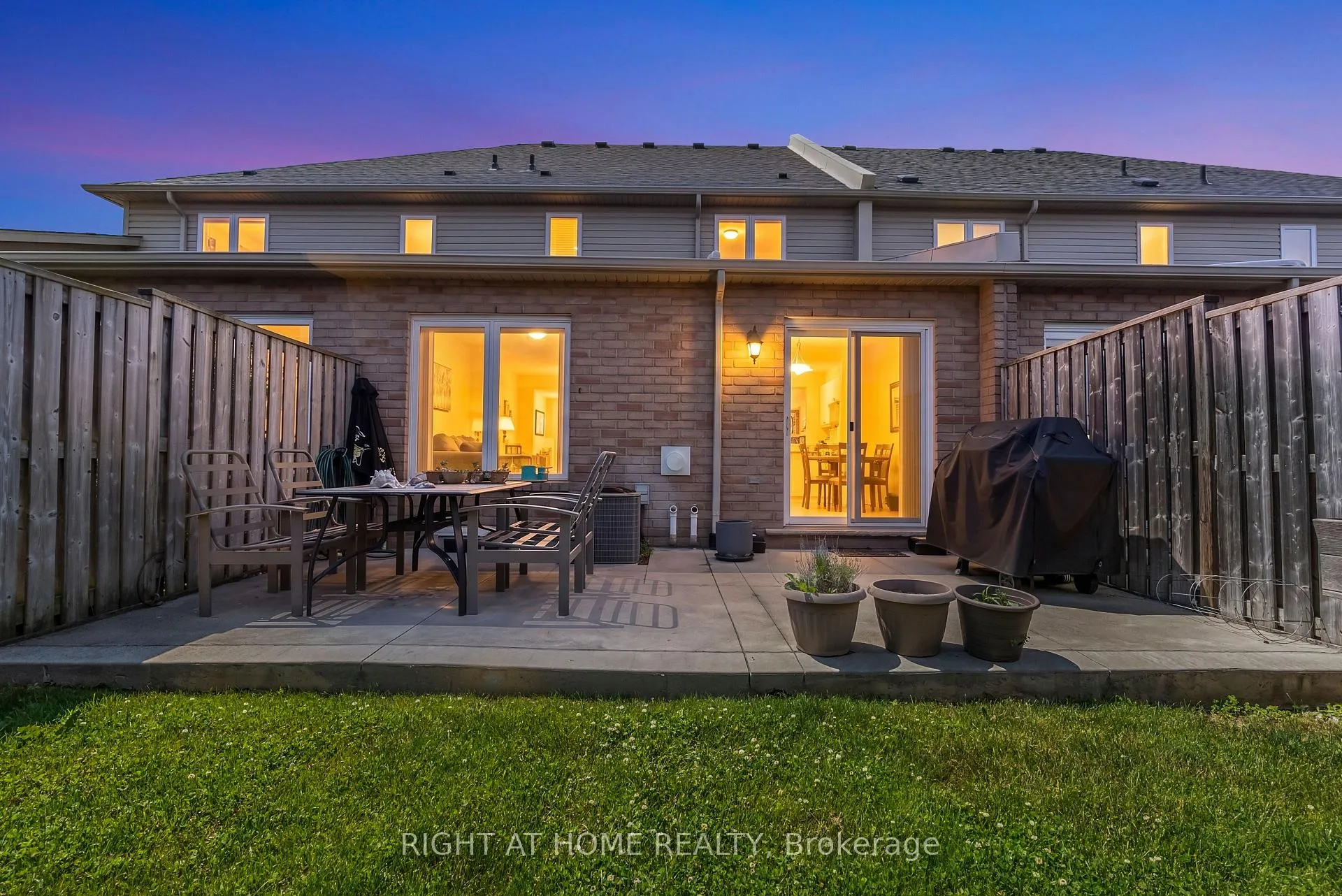 Photo 2 of 9 Periwinkle Drive, Hamilton, Stoney Creek — HOMEH