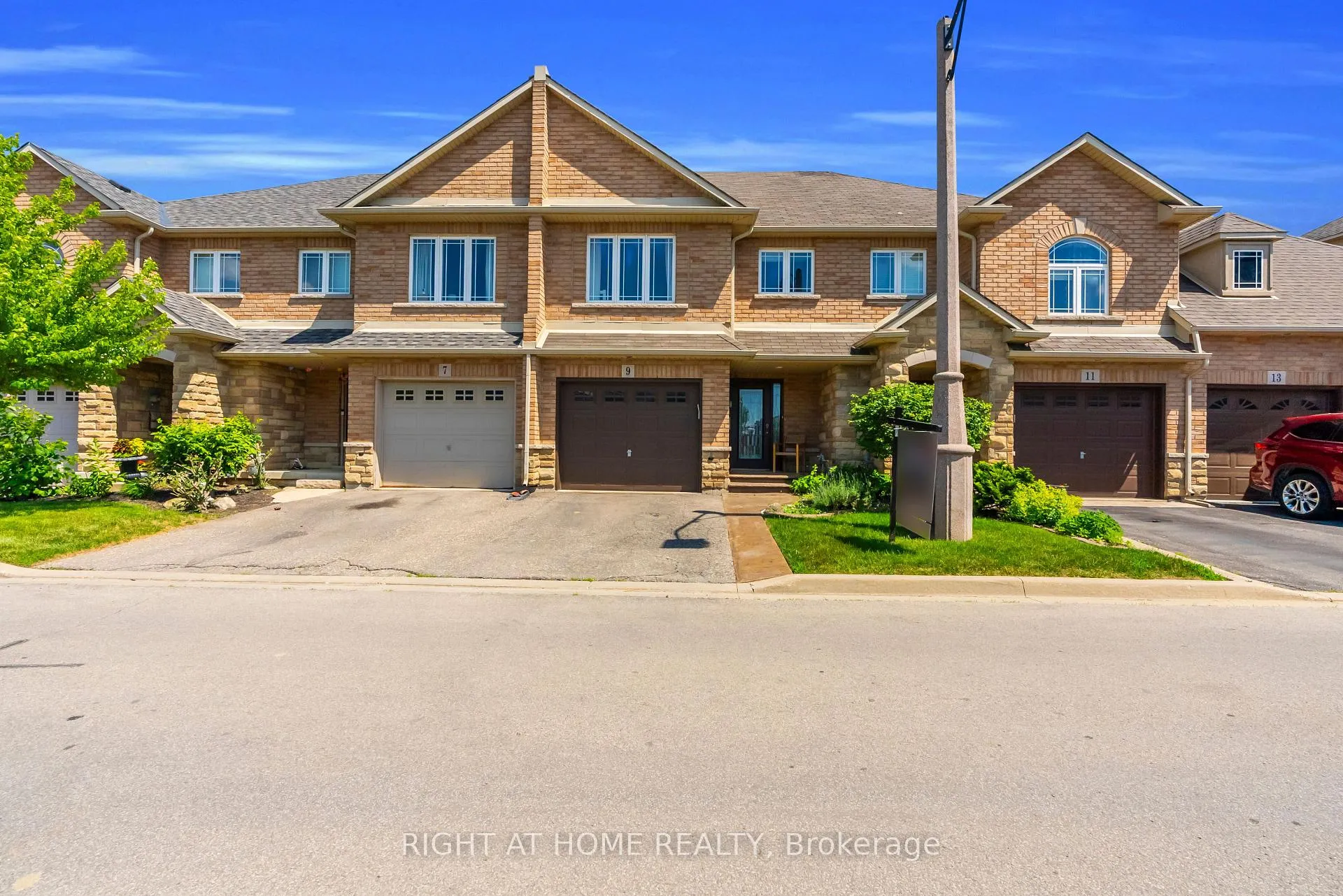 Photo 3 of 9 Periwinkle Drive, Hamilton, Stoney Creek — HOMEH