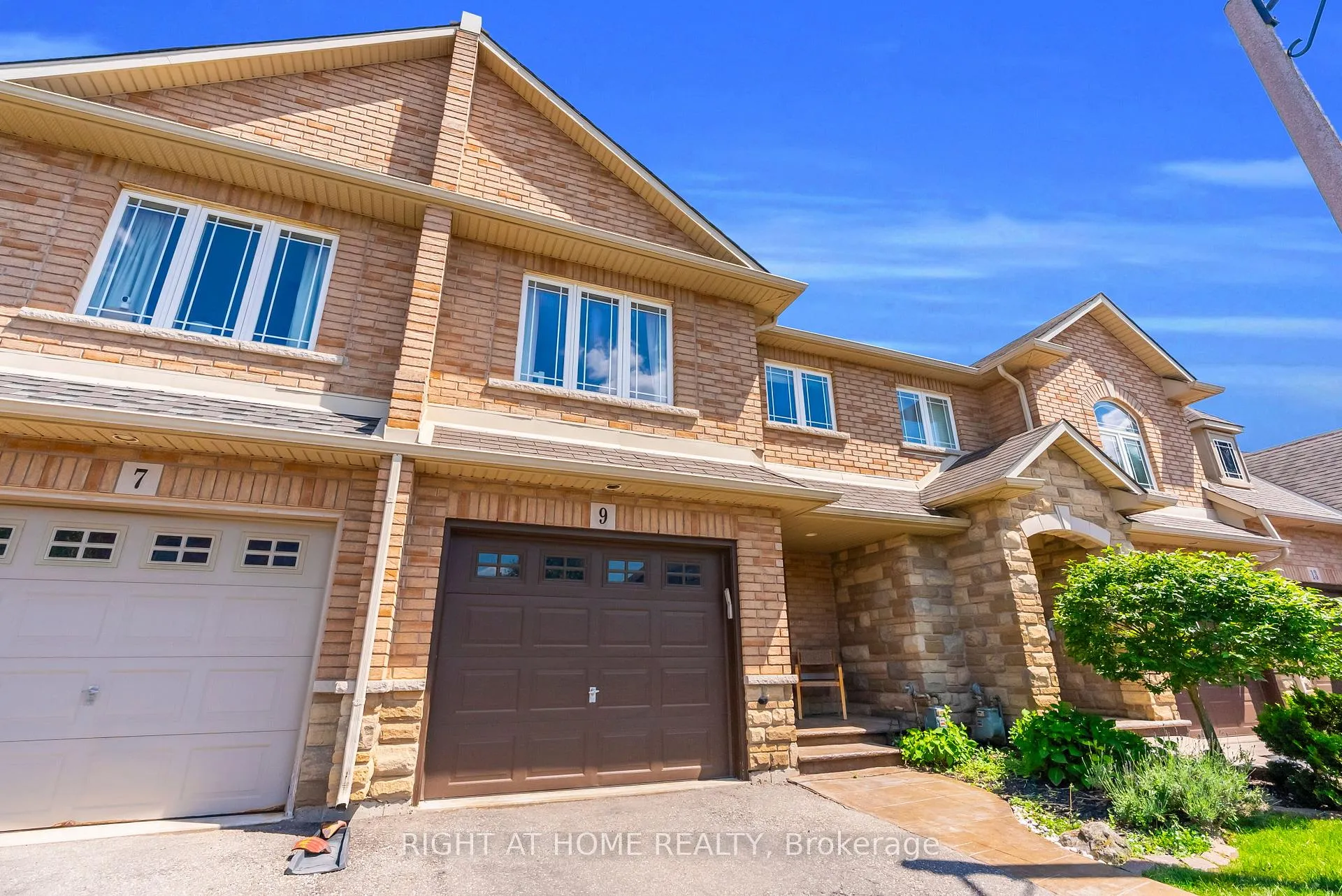 Photo 5 of 9 Periwinkle Drive, Hamilton, Stoney Creek — HOMEH