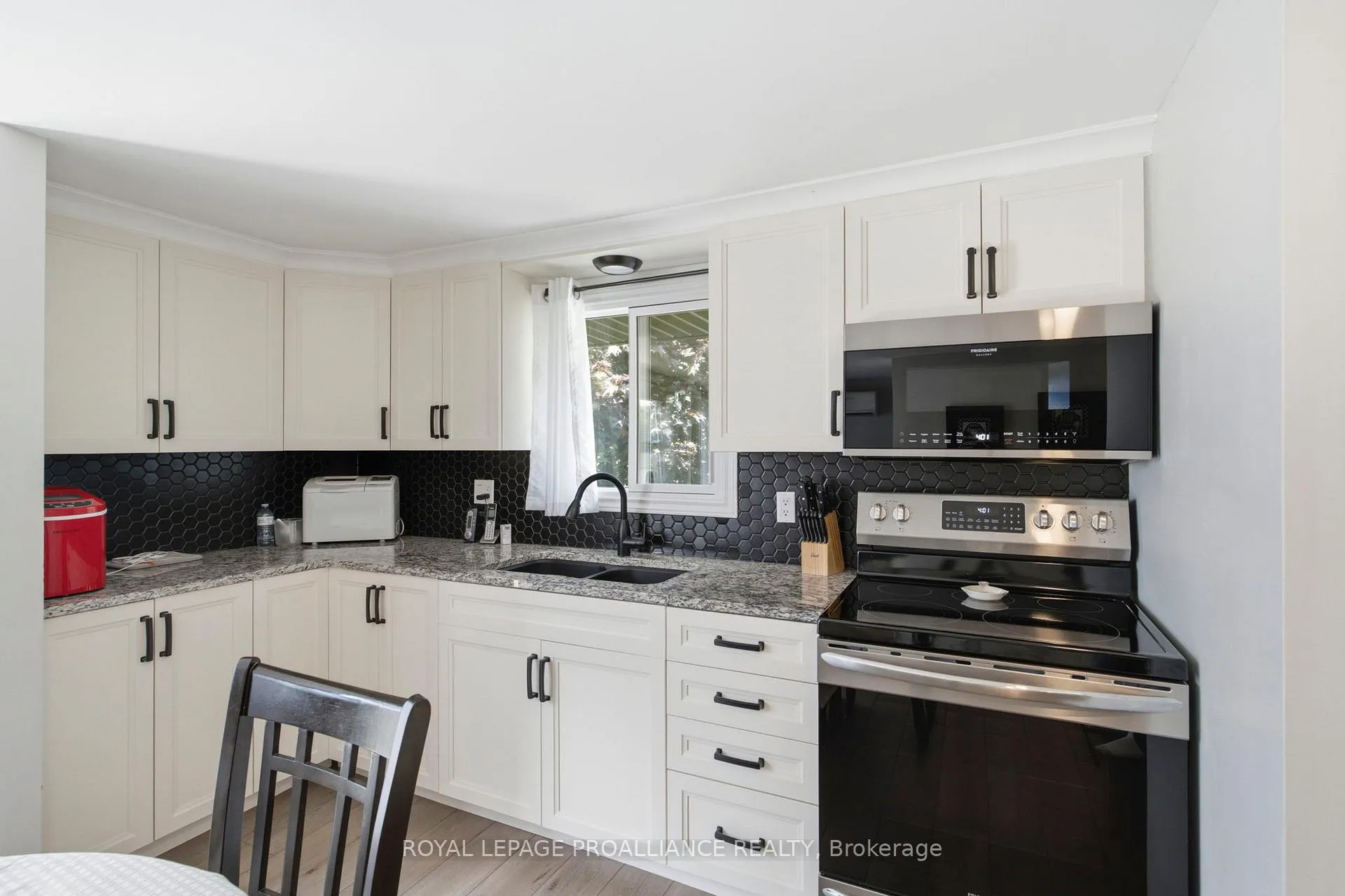 Photo 4 of 209 Helen Street S, Edwardsburgh/Cardinal, Town of Cardinal — HOMEH