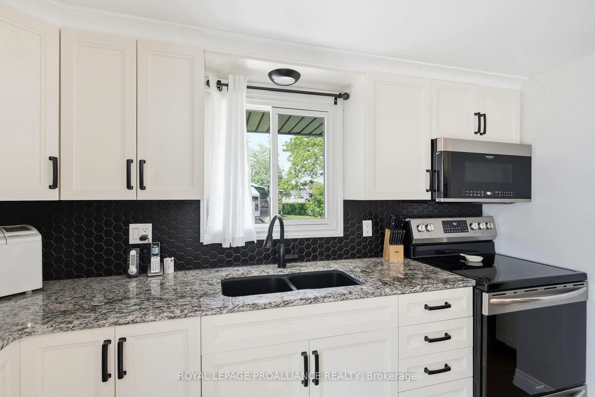 Photo 5 of 209 Helen Street S, Edwardsburgh/Cardinal, Town of Cardinal — HOMEH
