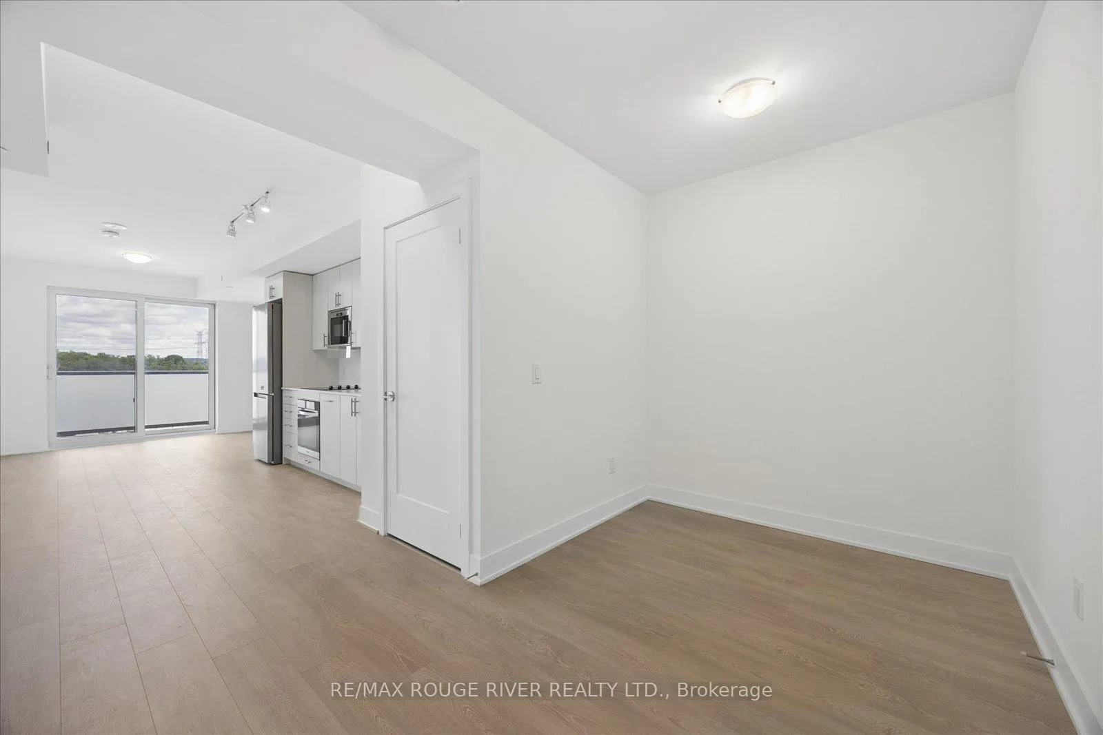 Photo 5 of Unit 728, 2545 Simcoe Street N, Oshawa, Windfields — HOMEH