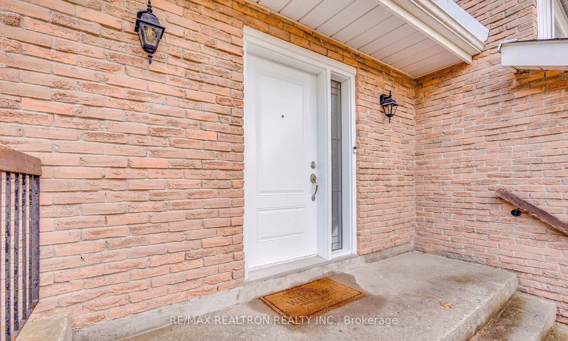 Photo 2 of 122 Rutledge Avenue, Newmarket, Huron Heights-Leslie Valley — HOMEH