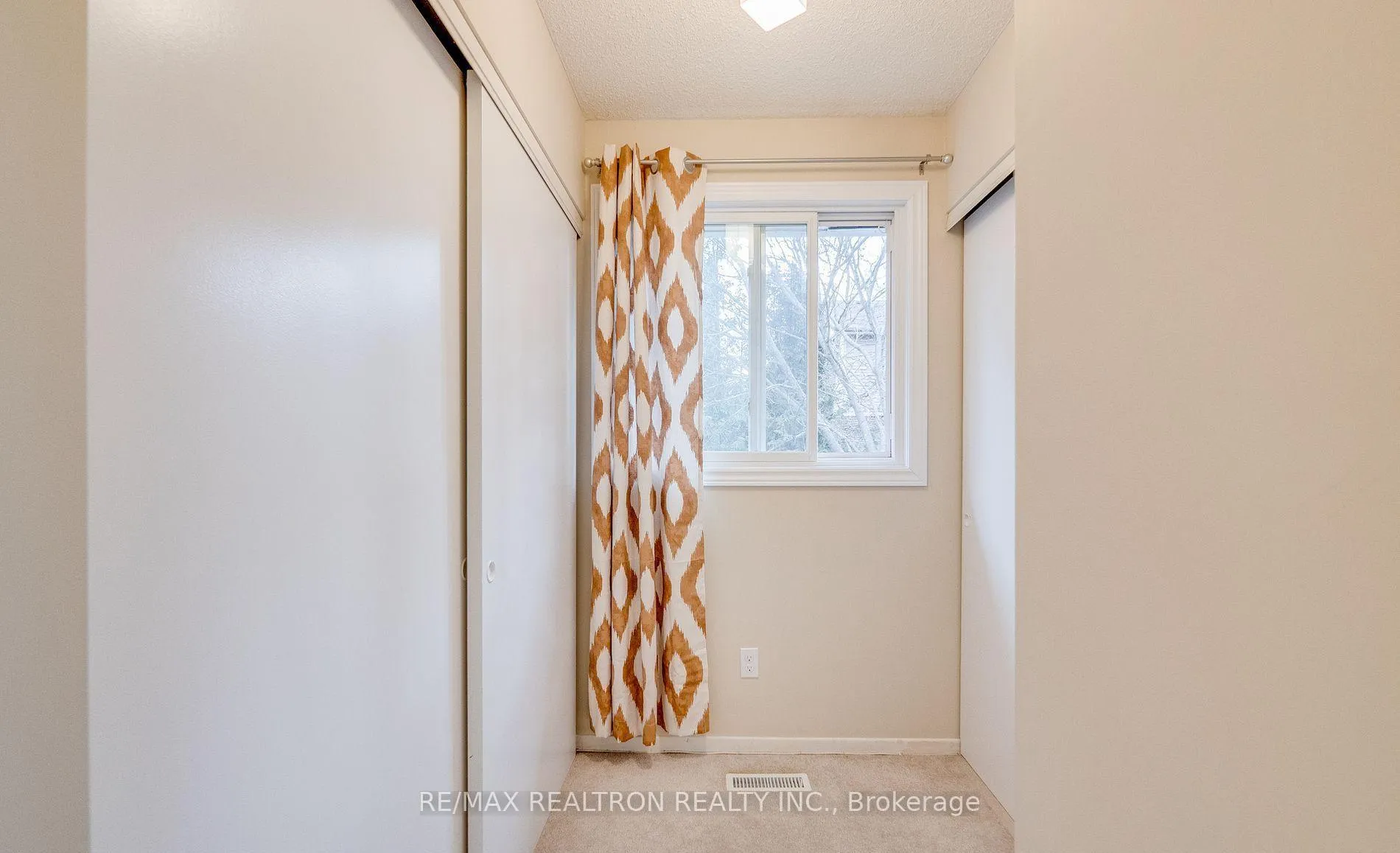 Photo 4 of 122 Rutledge Avenue, Newmarket, Huron Heights-Leslie Valley — HOMEH
