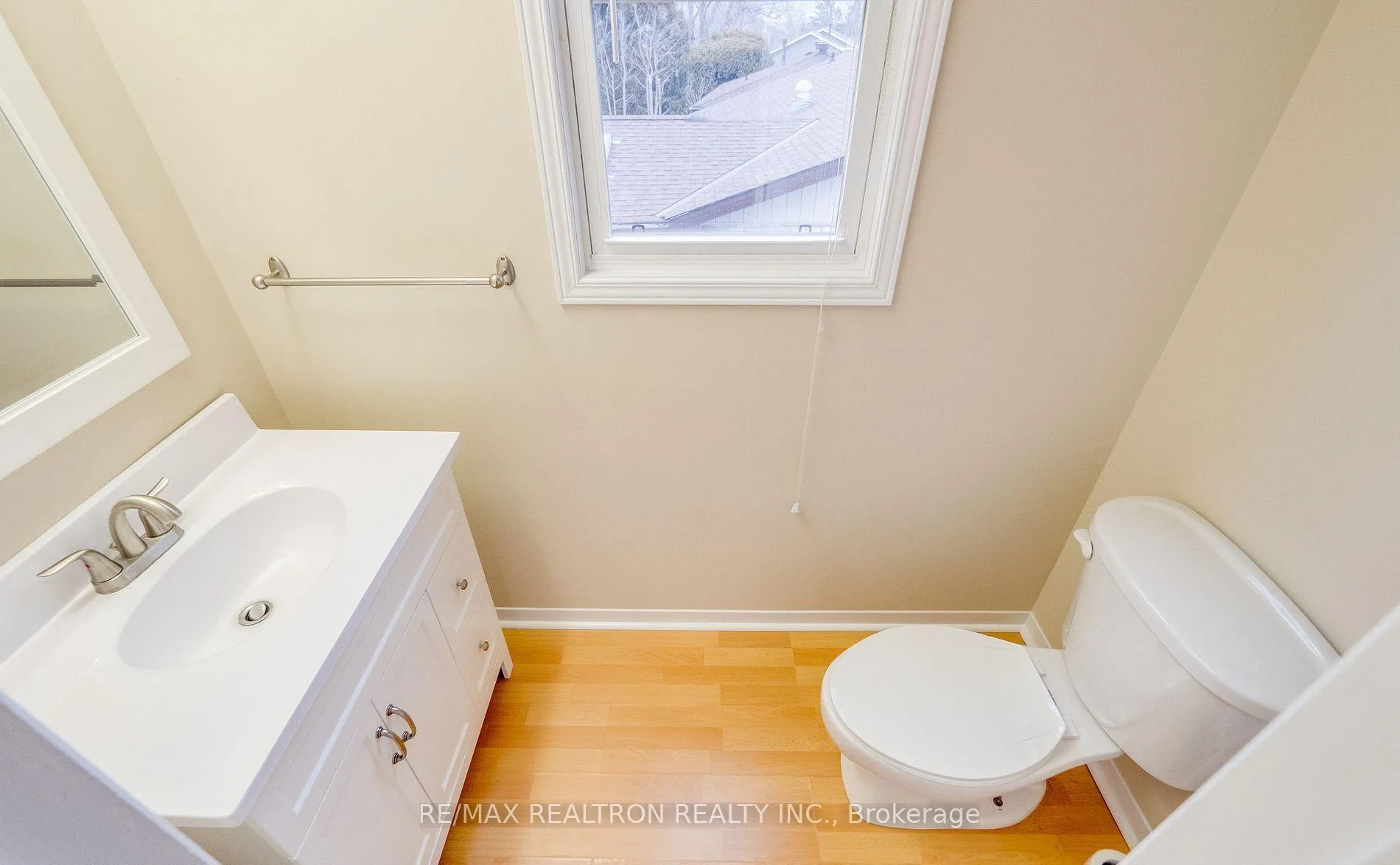 Photo 5 of 122 Rutledge Avenue, Newmarket, Huron Heights-Leslie Valley — HOMEH