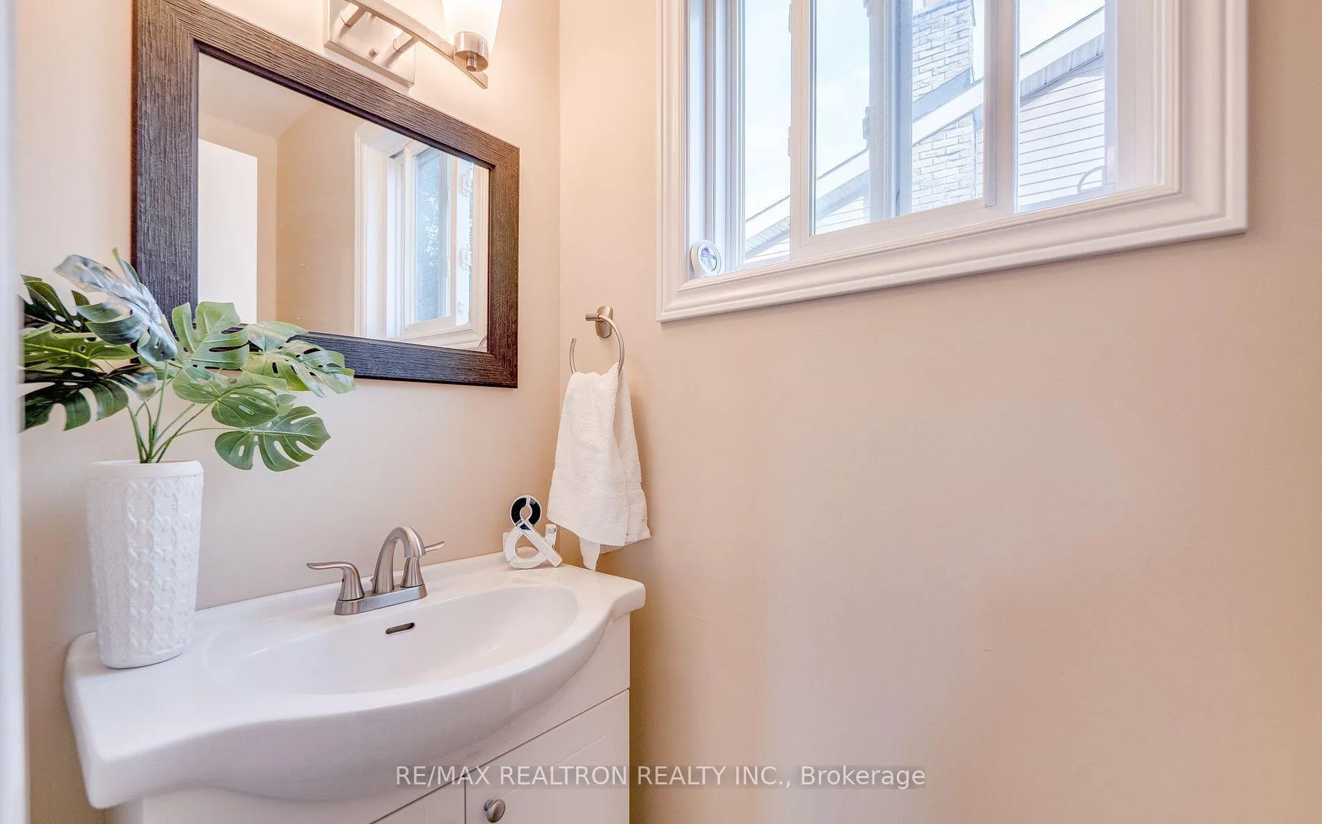 Photo 18 of 122 Rutledge Avenue, Newmarket, Huron Heights-Leslie Valley — HOMEH