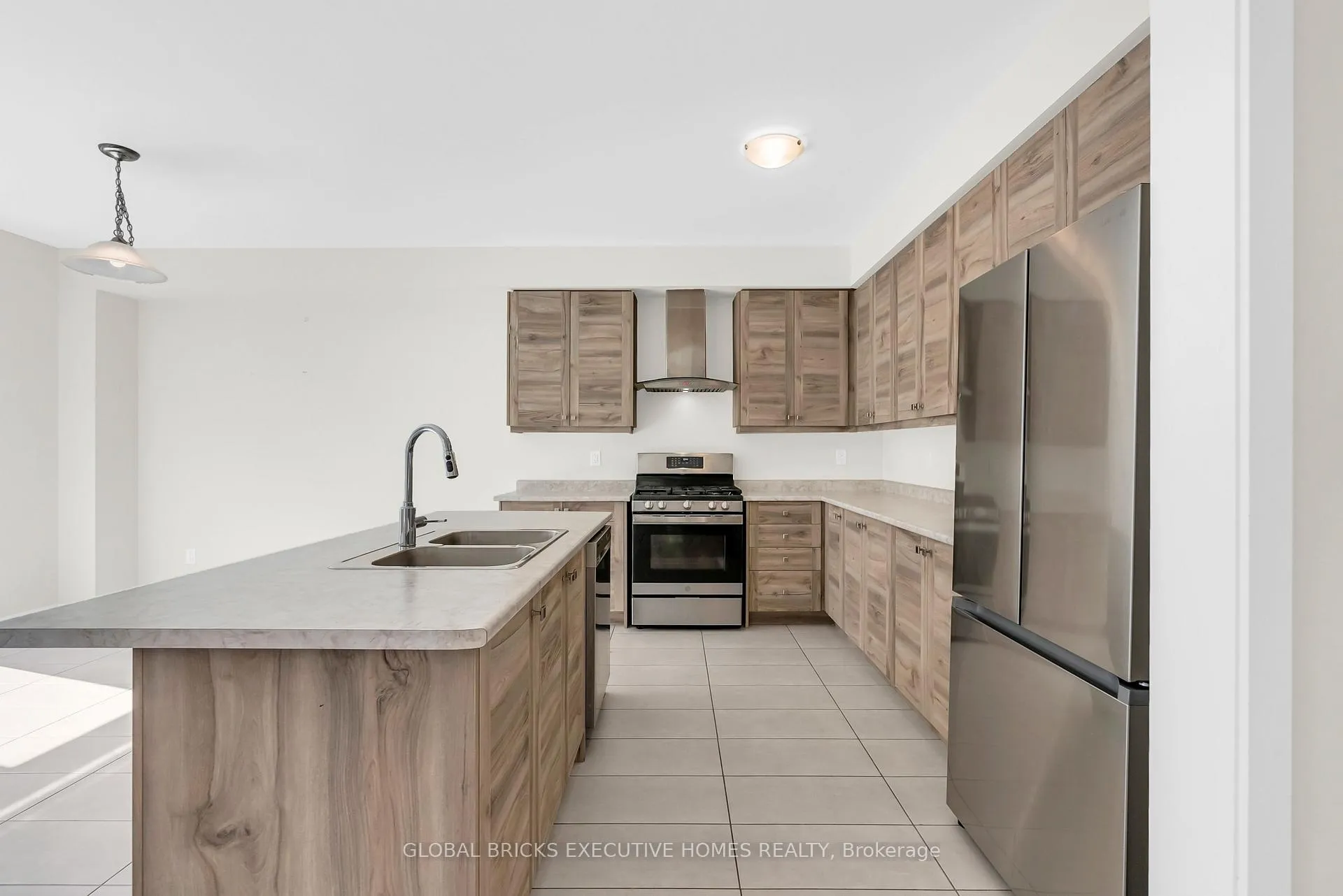 Photo 17 of 170 Lilac Circle, Haldimand — HOMEH