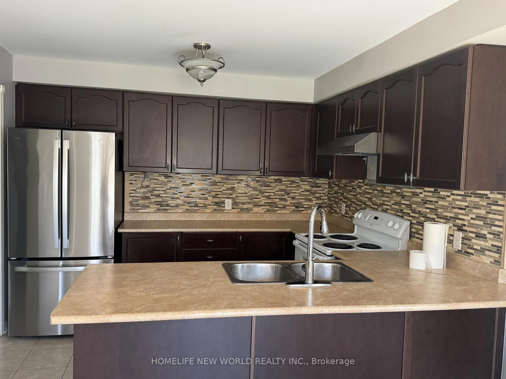 Photo 5 of 1284 Gyatt Crescent, Oshawa, Pinecrest — HOMEH